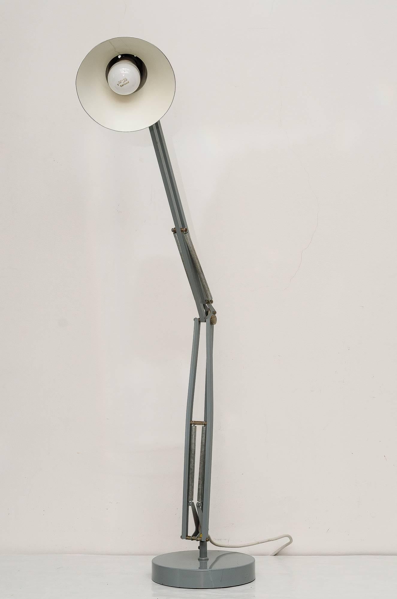 Floor lamp in lacquered metal, swivelling, adjustable by means of spring mechanism in all directions, heavy cast metal base, company etiquette
Original condition.