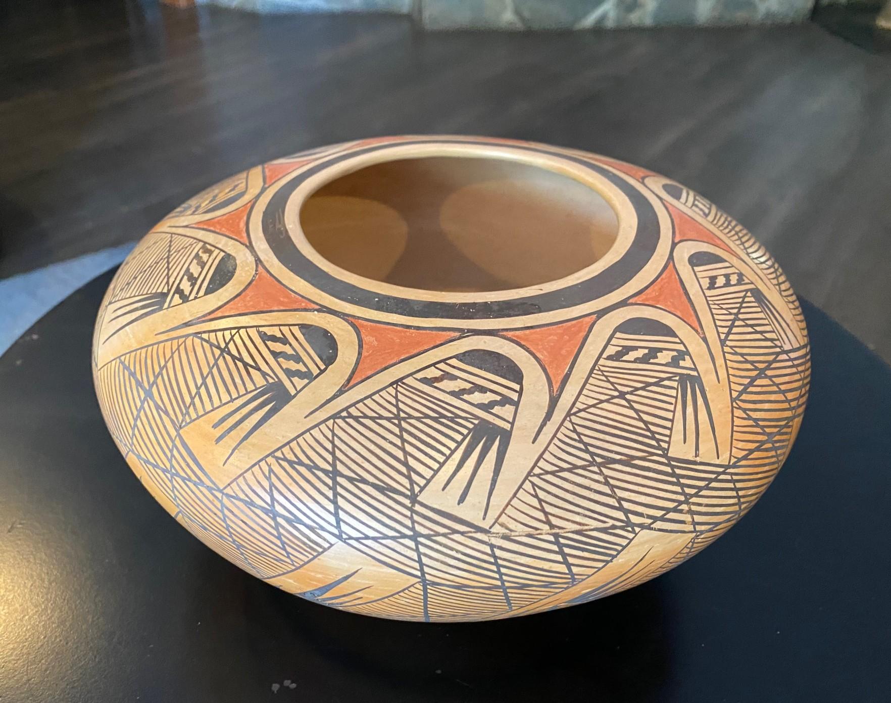 Una ciotola di ceramica Hopi-Tewa Pueblo/Hopi First Mesa di grandi dimensioni, splendidamente disegnata e realizzata a mano dalla famosa ceramista/artista nativa americana Elva Nampeyo (1926-1985) (nota anche come Elva Tewaguna), figlia di Fannie