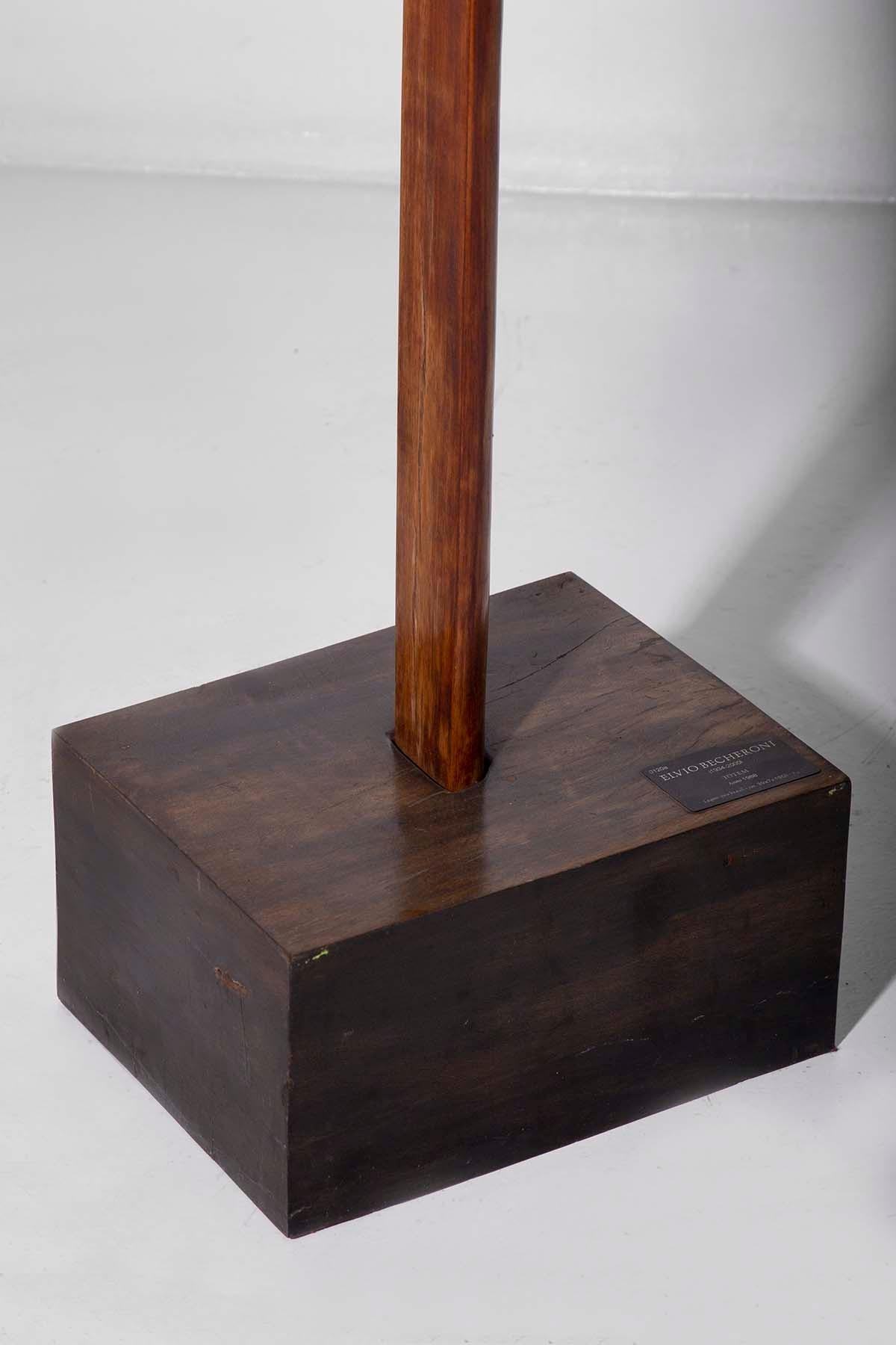 Postmoderne Elvio Becheroni Sculpture abstraite en bois : Titre Totem en vente