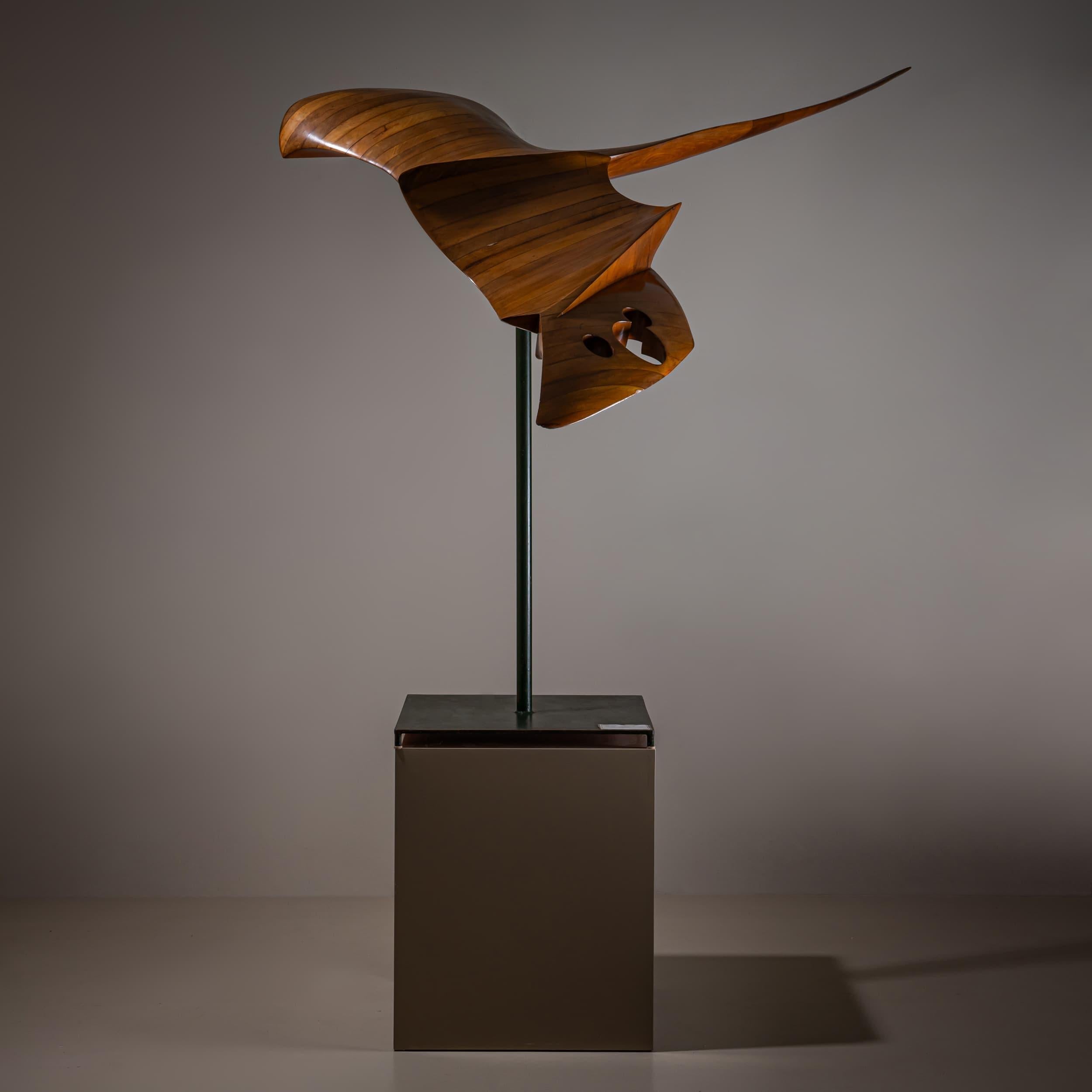 Sculpture en forme de raie stylisée à l'expression dynamique, intitulée 