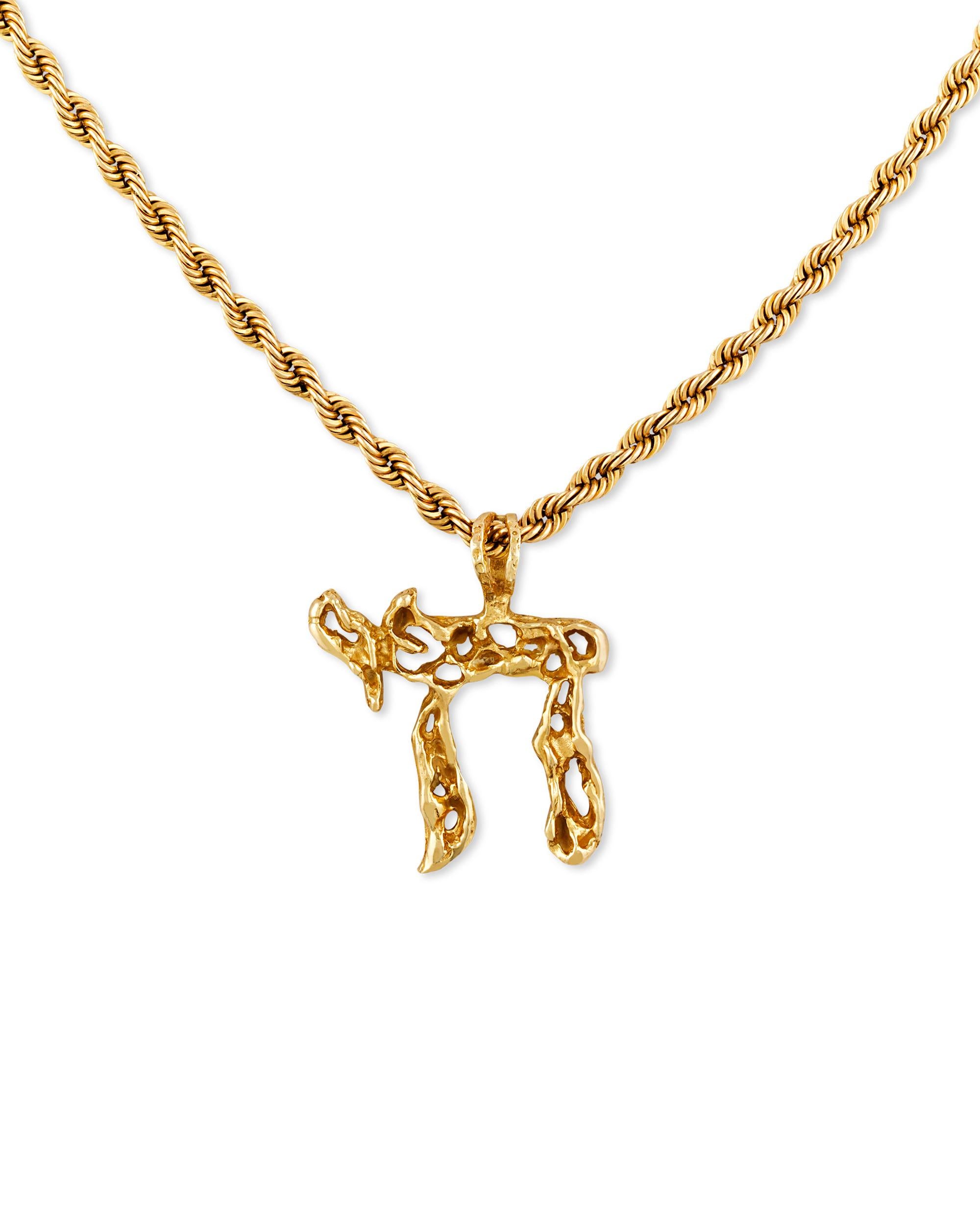 This extraordinary necklace was once owned by the one and only Elvis Presley, one of the most iconic entertainers of the 20th century. A 14K yellow gold pendant hanging from a chain takes the form of the Chai, the Hebrew word for life and an