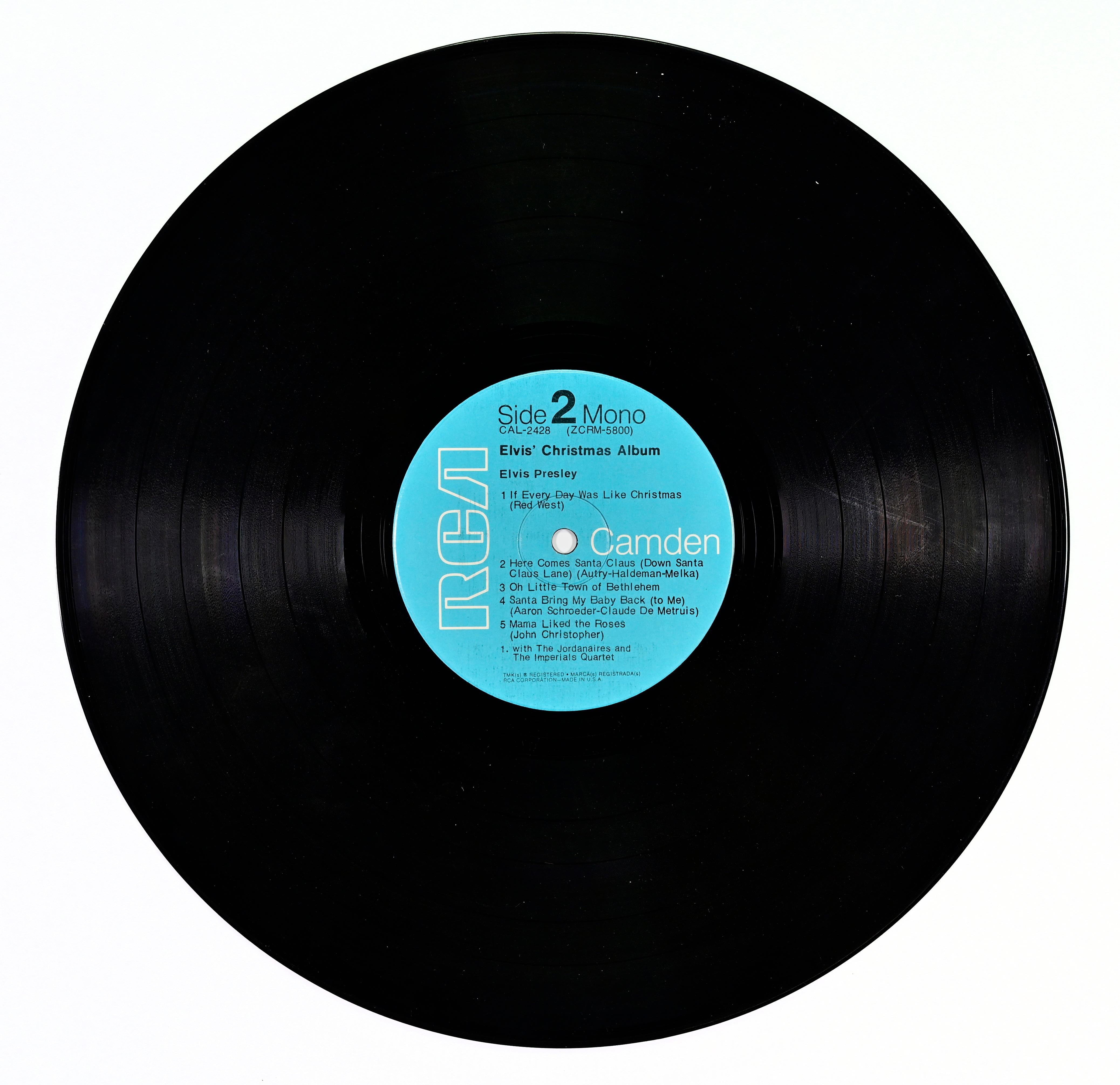 Une édition rare et festive de l'album de Noël d'Elvis, publié par RCA Camden (CAL-2428). Ce disque présente le roi du rock 'n' roll interprétant des classiques intemporels des fêtes de fin d'année, notamment 