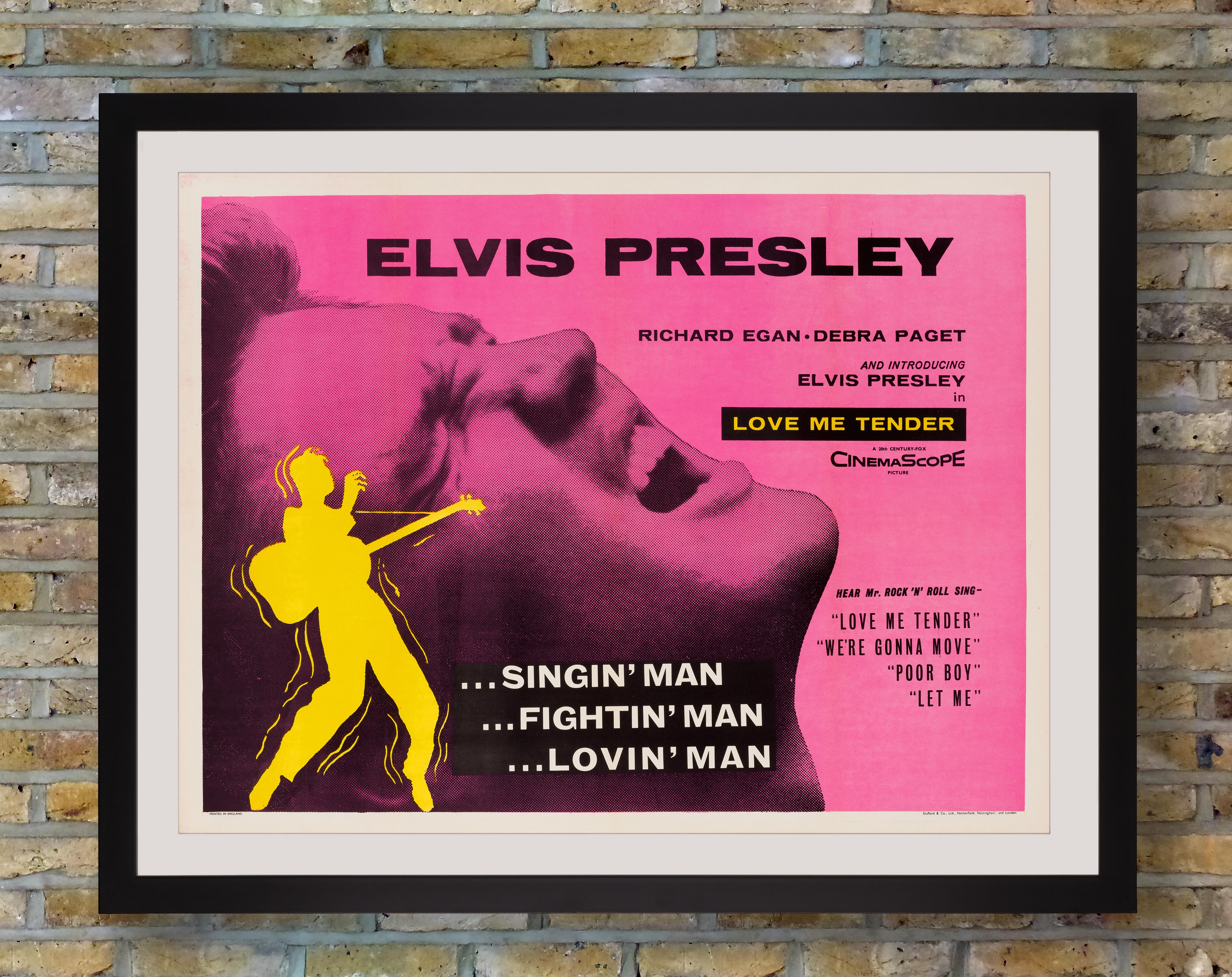 Elvis Presley, der schon lange davon träumte, nicht nur ein Rock'n'Roll-Idol, sondern auch ein Filmstar zu werden, gab sein Schauspieldebüt als Clint Reno in diesem Western aus dem Jahr 1956. Er spielt den jungen Bruder, der zu Hause bleibt, um sich