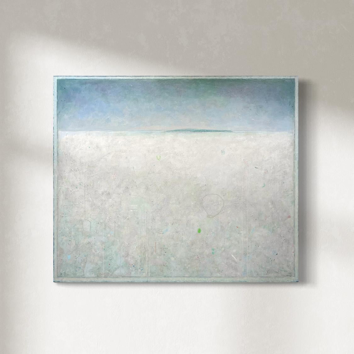 Este paisaje abstracto de Elwood Howell presenta la característica línea del horizonte, que separa un primer plano texturizado, casi gris pálido, de un cielo azul degradado. A lo largo de la línea del horizonte, se ve una delgada franja azul de lo