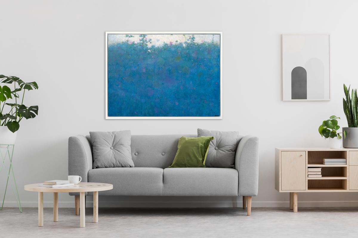 Ce paysage abstrait imprimé en édition limitée par Elwood Howell présente une palette de bleus vibrants. Des accents de vert clair et de violet contrastent avec le paysage bleu vif, qui crée une ligne d'horizon luxuriante sous un 