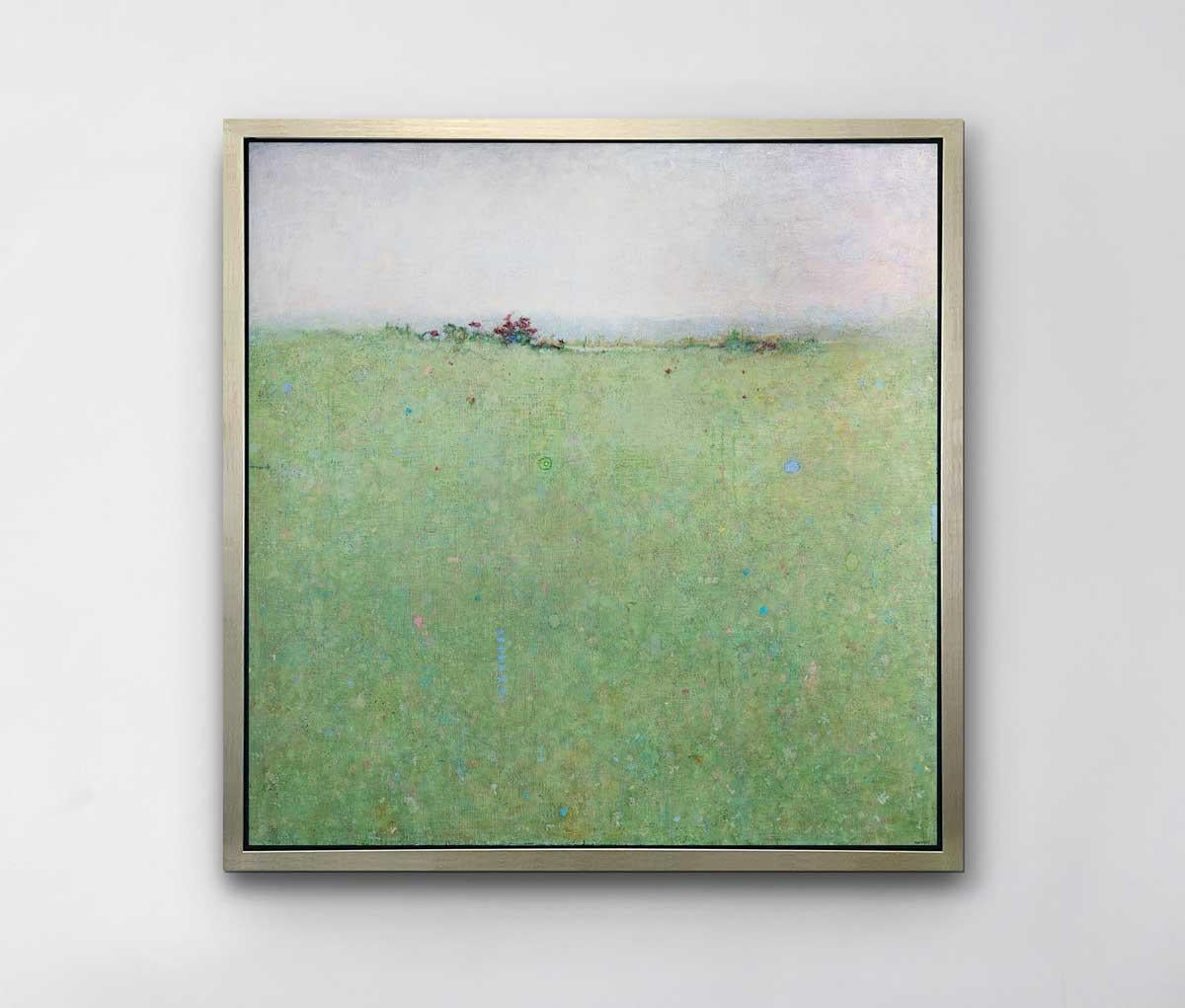Cette impression à tirage limité est un paysage abstrait d'Elwood Howell. Il présente une ligne d'horizon haute et floue, avec du vert en dessous et du gris clair au-dessus. La zone verte est parsemée de petites taches de couleur vive comme le bleu