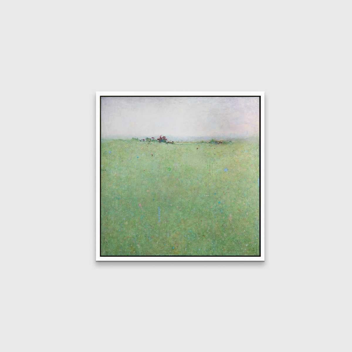 Cette impression à tirage limité est un paysage abstrait d'Elwood Howell. Il présente une ligne d'horizon haute et floue, avec du vert en dessous et du gris clair au-dessus. La zone verte est parsemée de petites taches de couleur vive comme le bleu