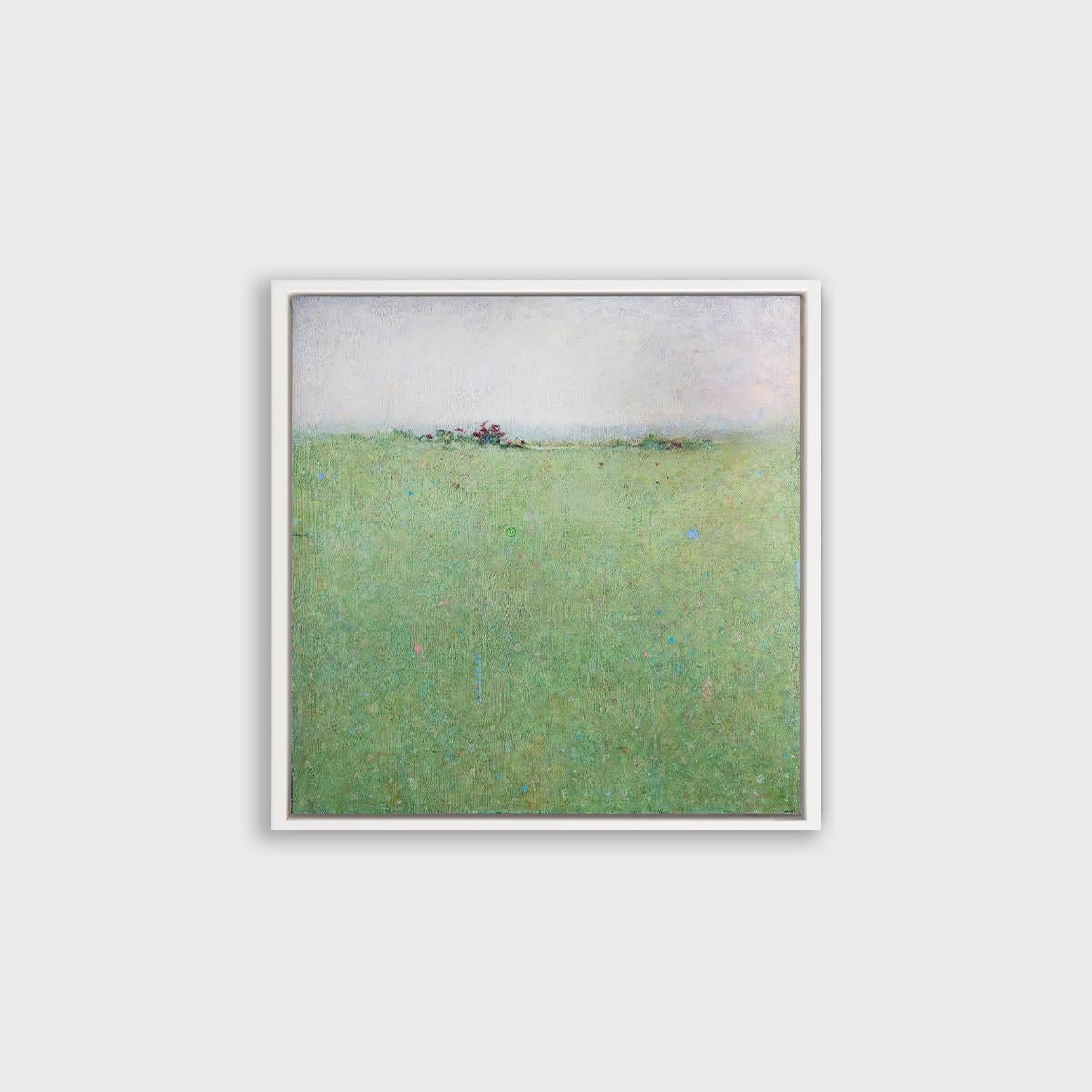Cette impression à tirage limité est un paysage abstrait d'Elwood Howell. Il présente une ligne d'horizon haute et floue, avec du vert en dessous et du gris clair au-dessus. La zone verte est parsemée de petites taches de couleur vive comme le bleu