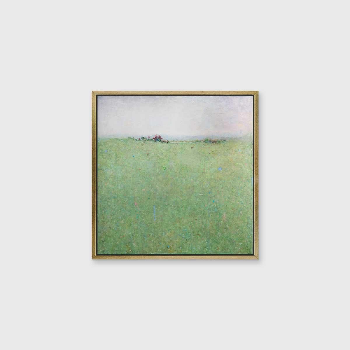 Cette impression à tirage limité est un paysage abstrait d'Elwood Howell. Il présente une ligne d'horizon haute et floue, avec du vert en dessous et du gris clair au-dessus. La zone verte est parsemée de petites taches de couleur vive comme le bleu