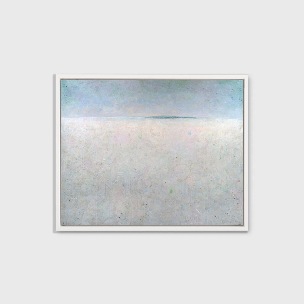 Ce paysage abstrait imprimé en édition limitée par Elwood Howell présente une ligne d'horizon élevée, séparant un premier plan pâle, presque gris, et un ciel dégradé de bleu. Le long de la ligne d'horizon, une mince étendue bleue de ce qui semble