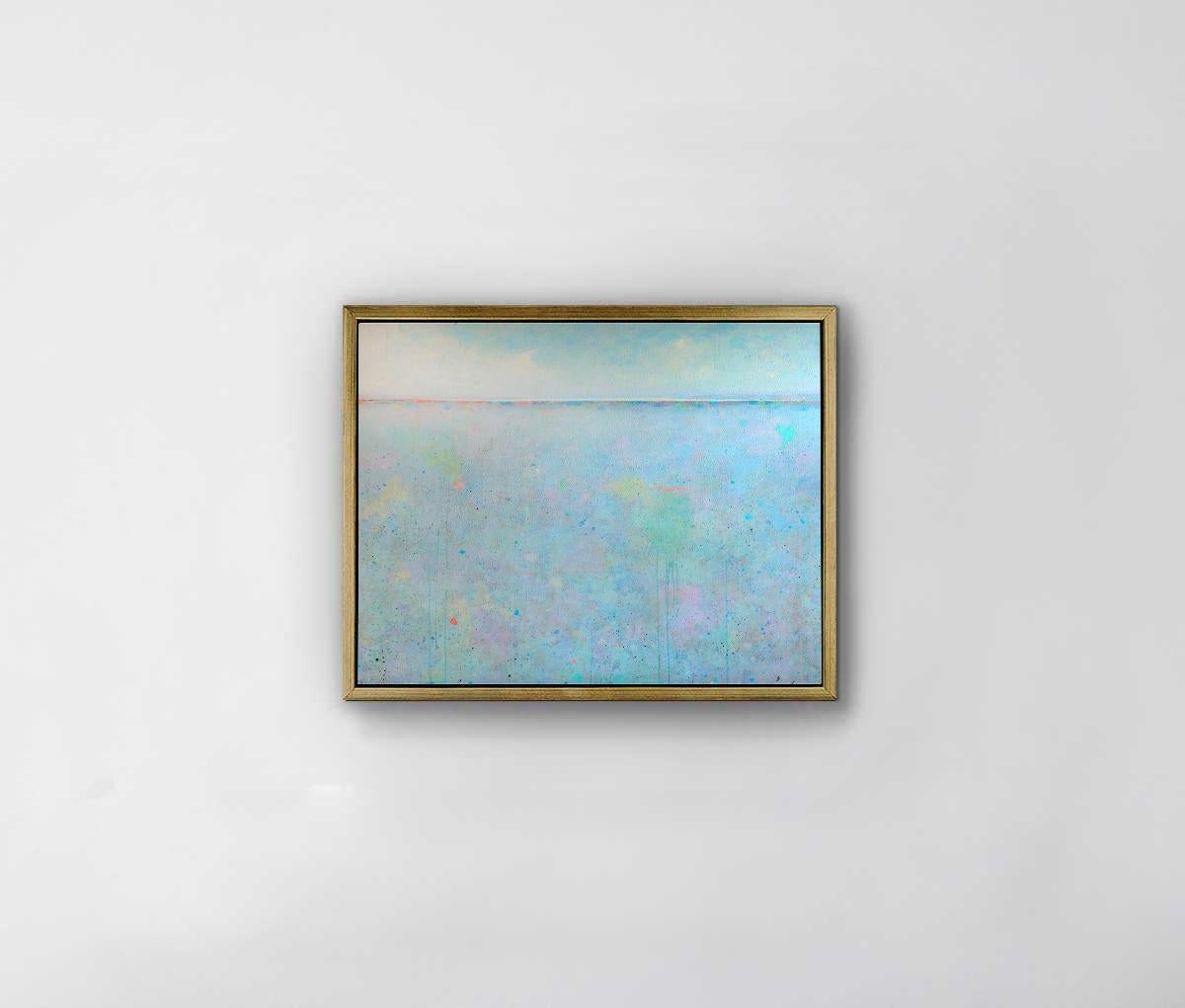 Ce paysage abstrait imprimé en édition limitée par Elwood Howell présente une ligne d'horizon élevée et une palette de bleu clair.  La partie du premier plan de la composition, sous la ligne d'horizon, présente des taches de couleurs vives et des