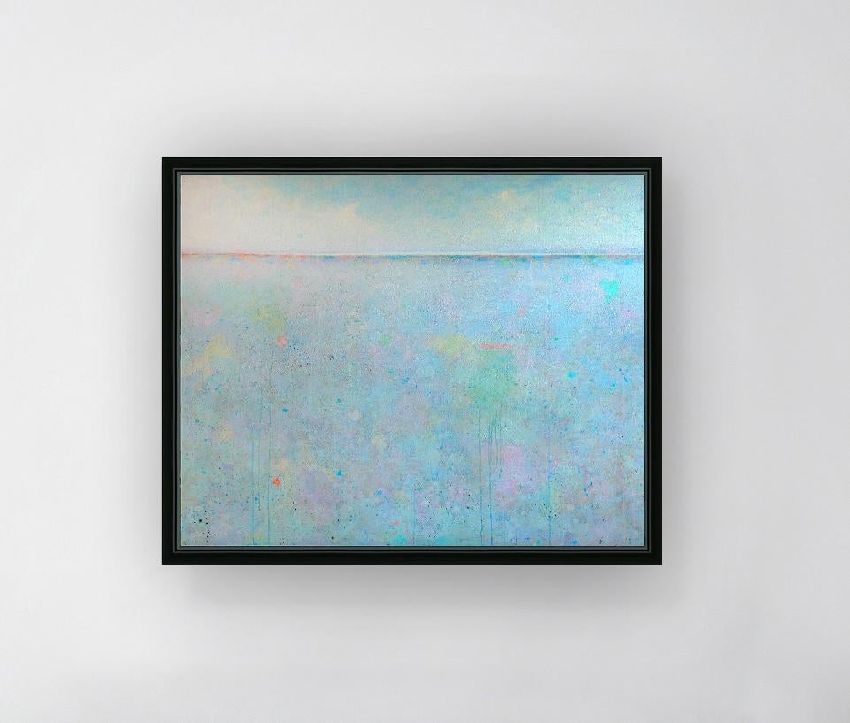 Ce paysage abstrait imprimé en édition limitée par Elwood Howell présente une ligne d'horizon élevée et une palette de bleu clair.  La partie du premier plan de la composition, sous la ligne d'horizon, présente des taches de couleurs vives et des