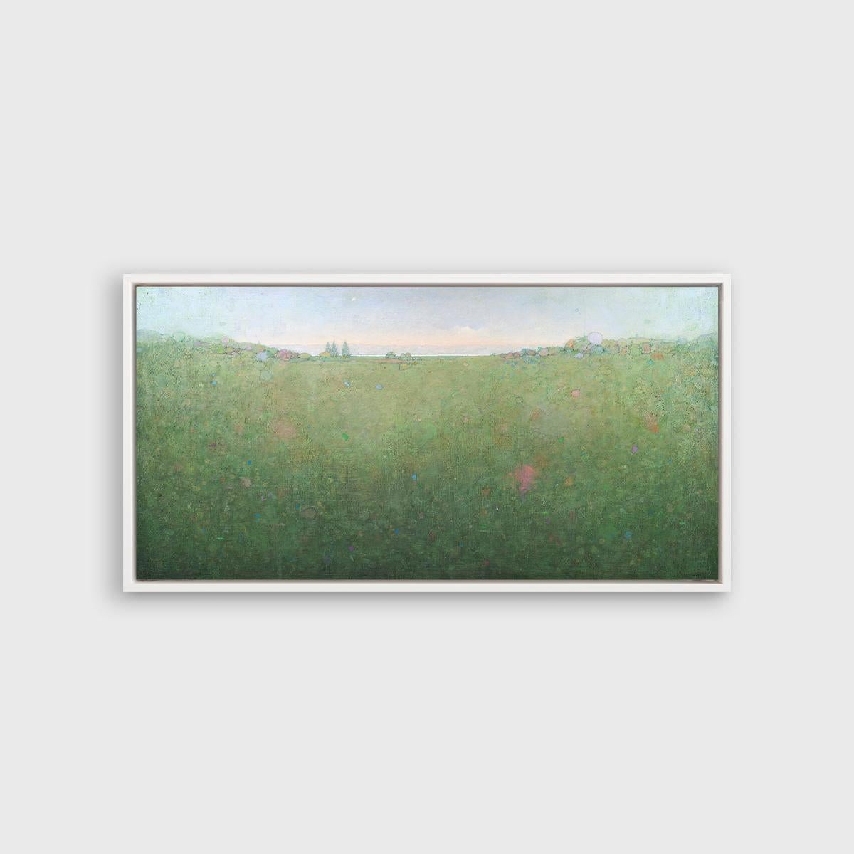 Ce paysage abstrait imprimé en édition limitée par Elwood Howell présente une palette de verts froids et de bleus pâles. La ligne d'horizon élevée caractéristique de l'artiste forme une très légère vallée au centre, bordée de formes telles que des