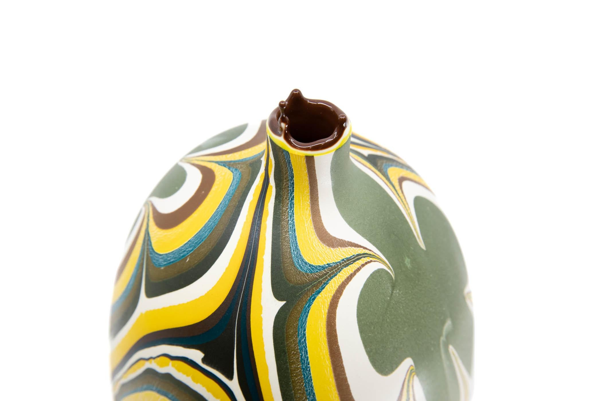 Vase „ Efeu“ – eine eklektische, üppige, farbenfrohe Medium-Skulptur von Elyse Graham 1