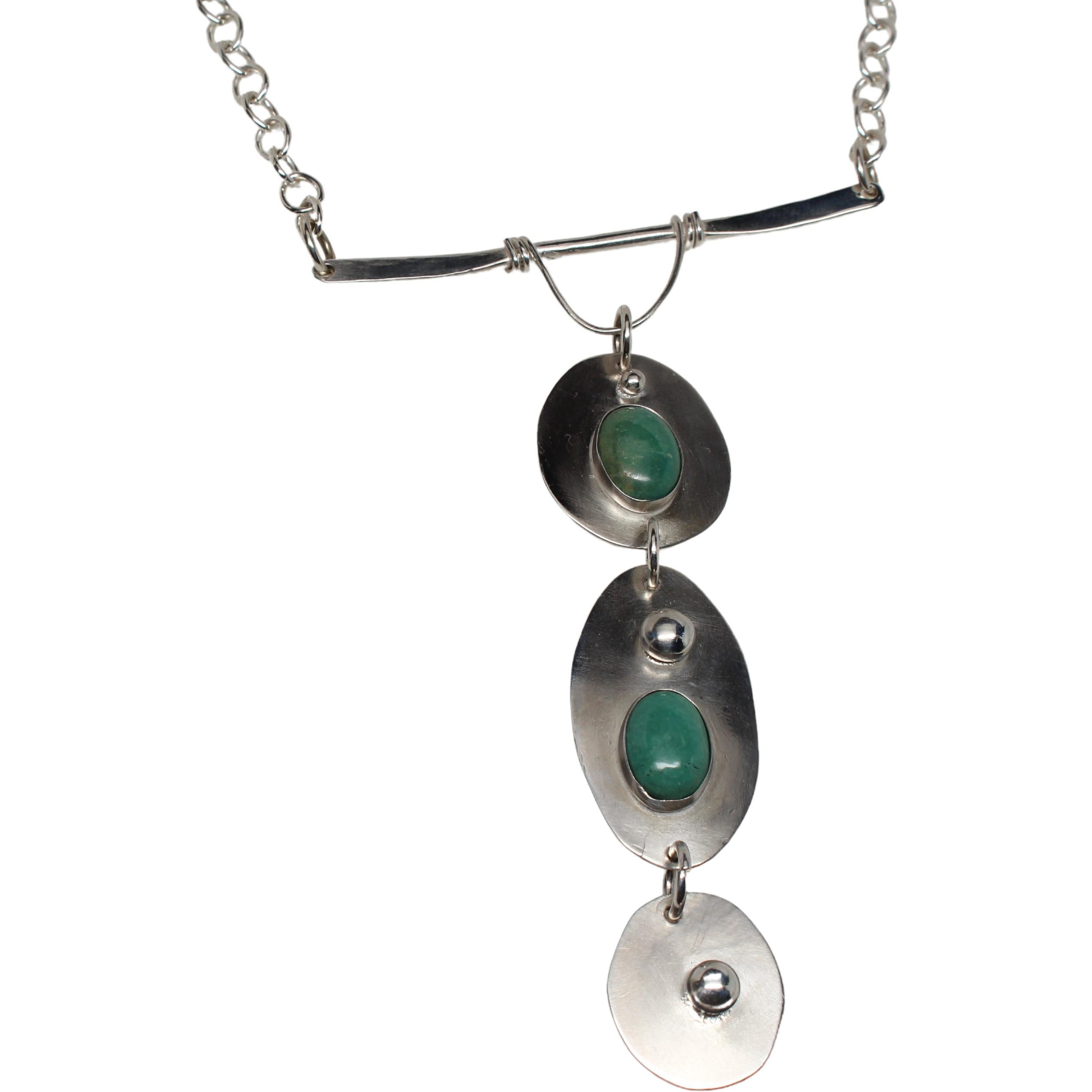 Quando solo l'apice della maestria artigianale è sufficiente, la collana Elegance Statement ti aspetta. Progettato per le donne che capiscono che la cura di sé è un atto divino, questo pezzo squisito ti eleva da spettatrice della vita a protagonista