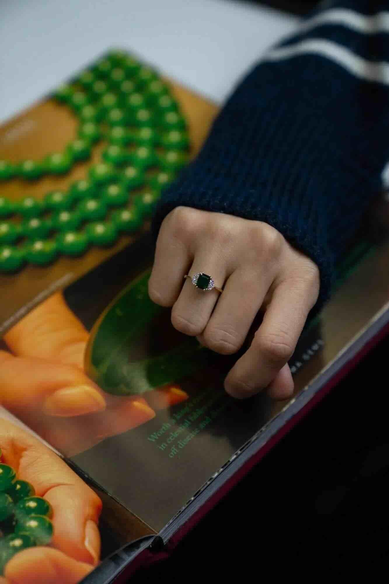 En vente :  Bague de fiançailles émeraude et diamant Elysian 2