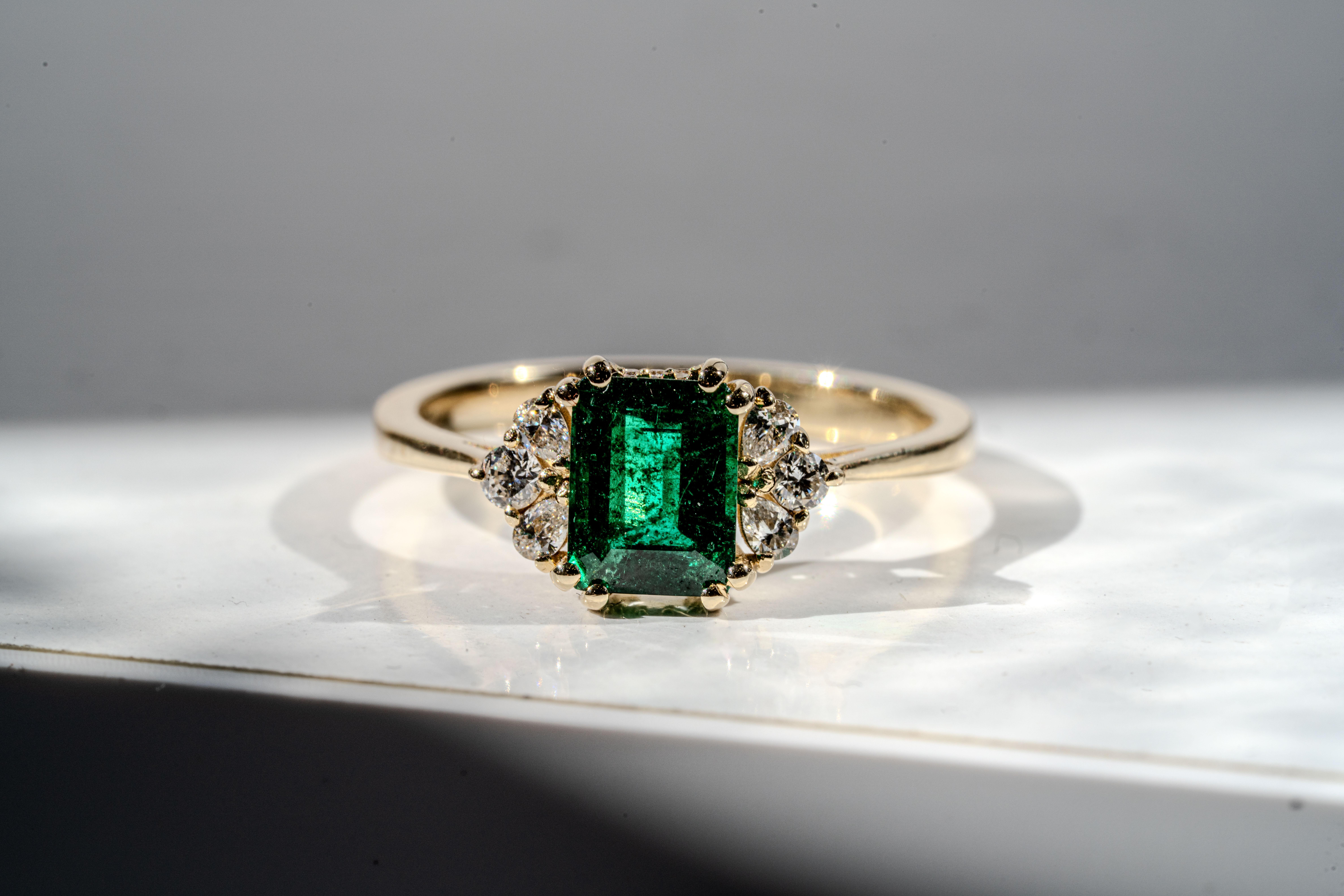 En vente :  Bague de fiançailles émeraude et diamant Elysian 3