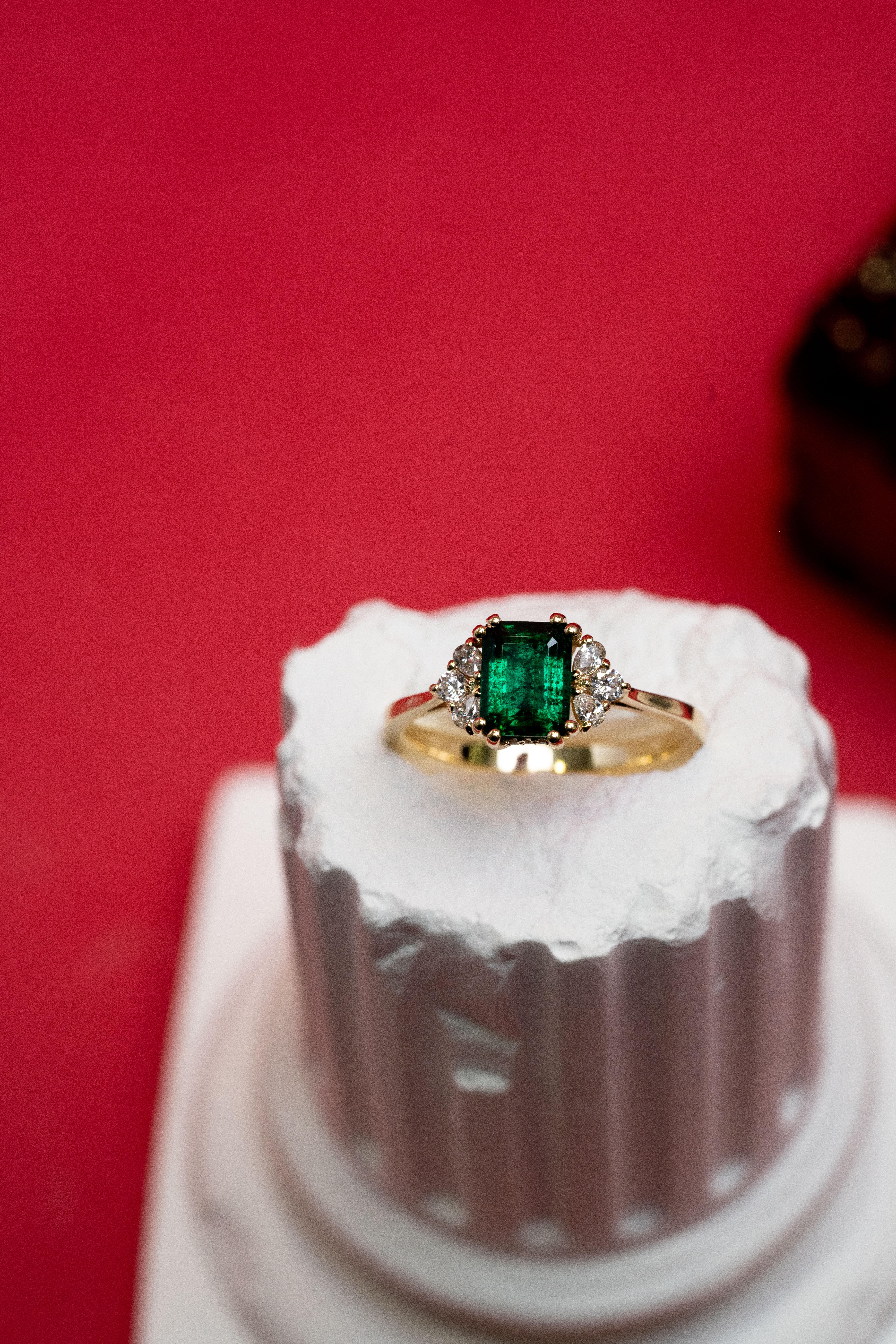 En vente :  Bague de fiançailles émeraude et diamant Elysian 6