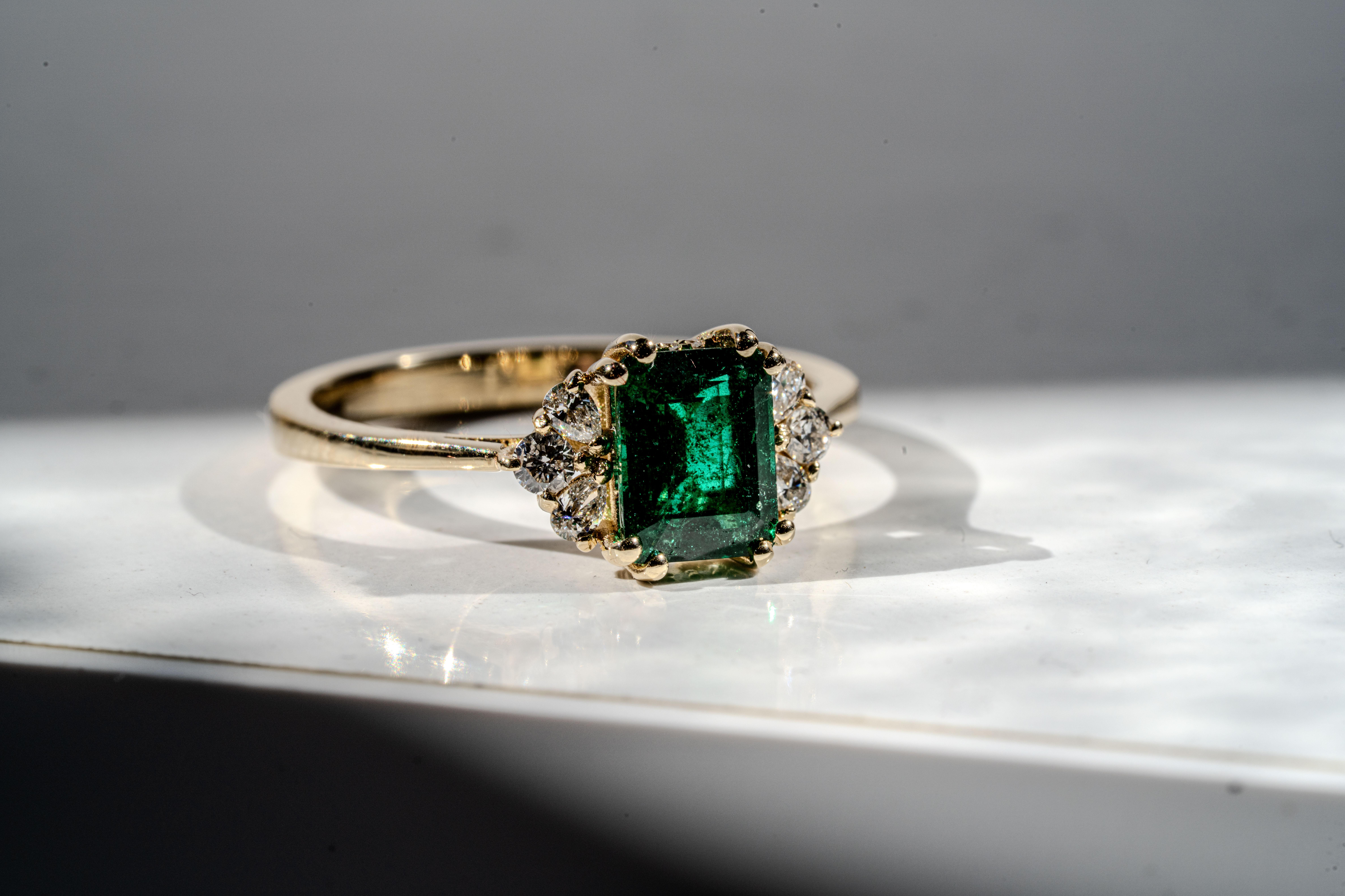 En vente :  Bague de fiançailles émeraude et diamant Elysian 7