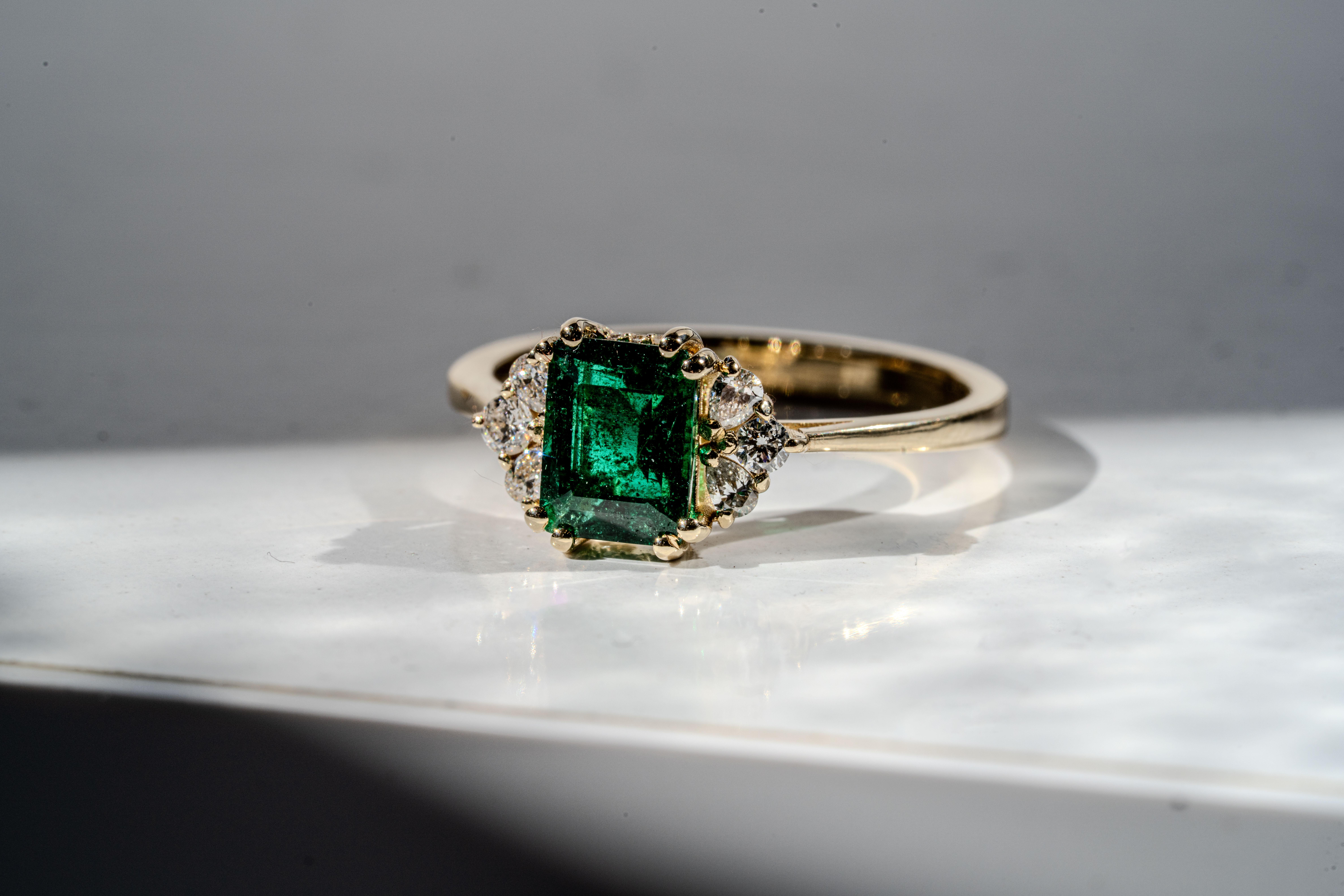 En vente :  Bague de fiançailles émeraude et diamant Elysian 8