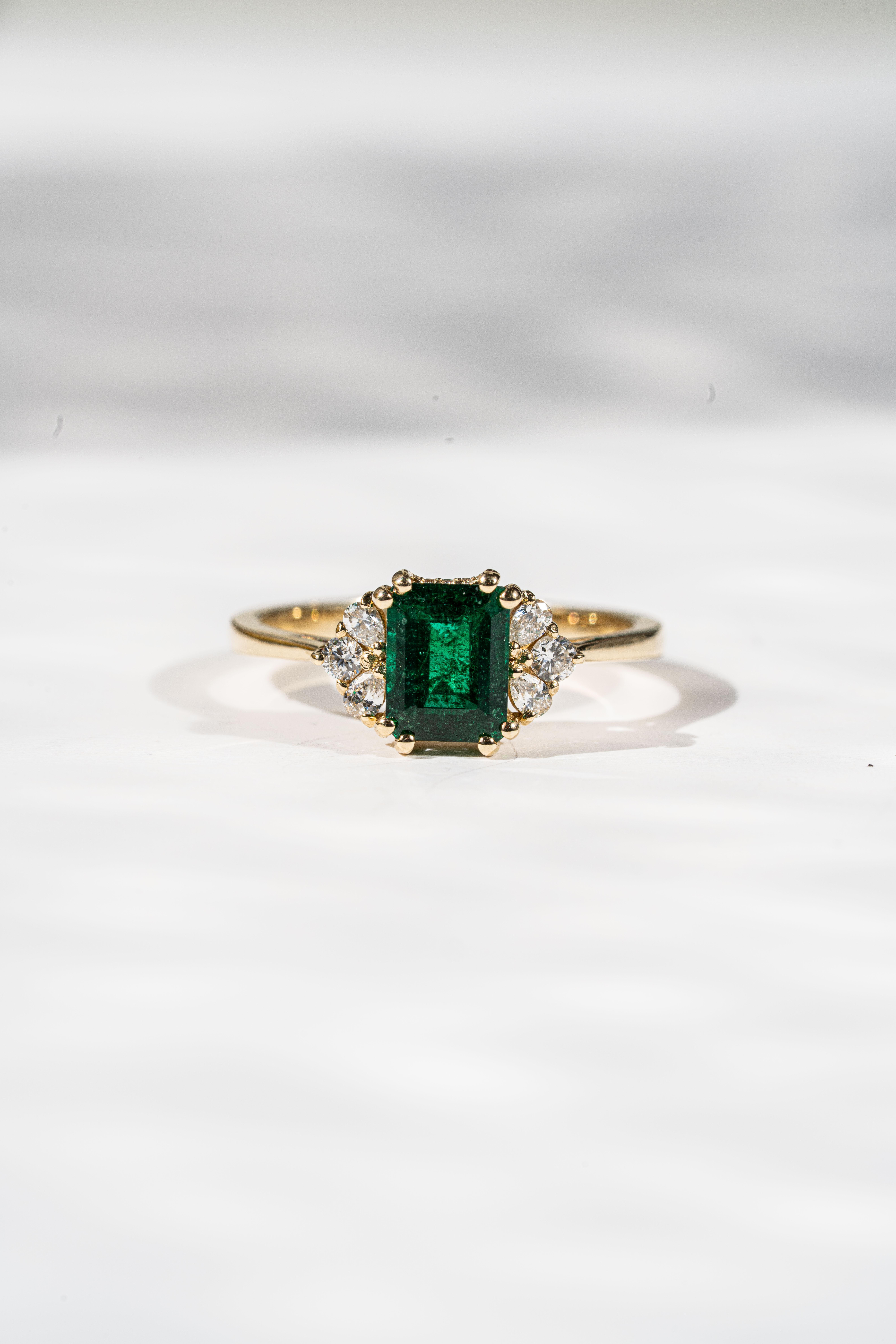 En vente :  Bague de fiançailles émeraude et diamant Elysian 9