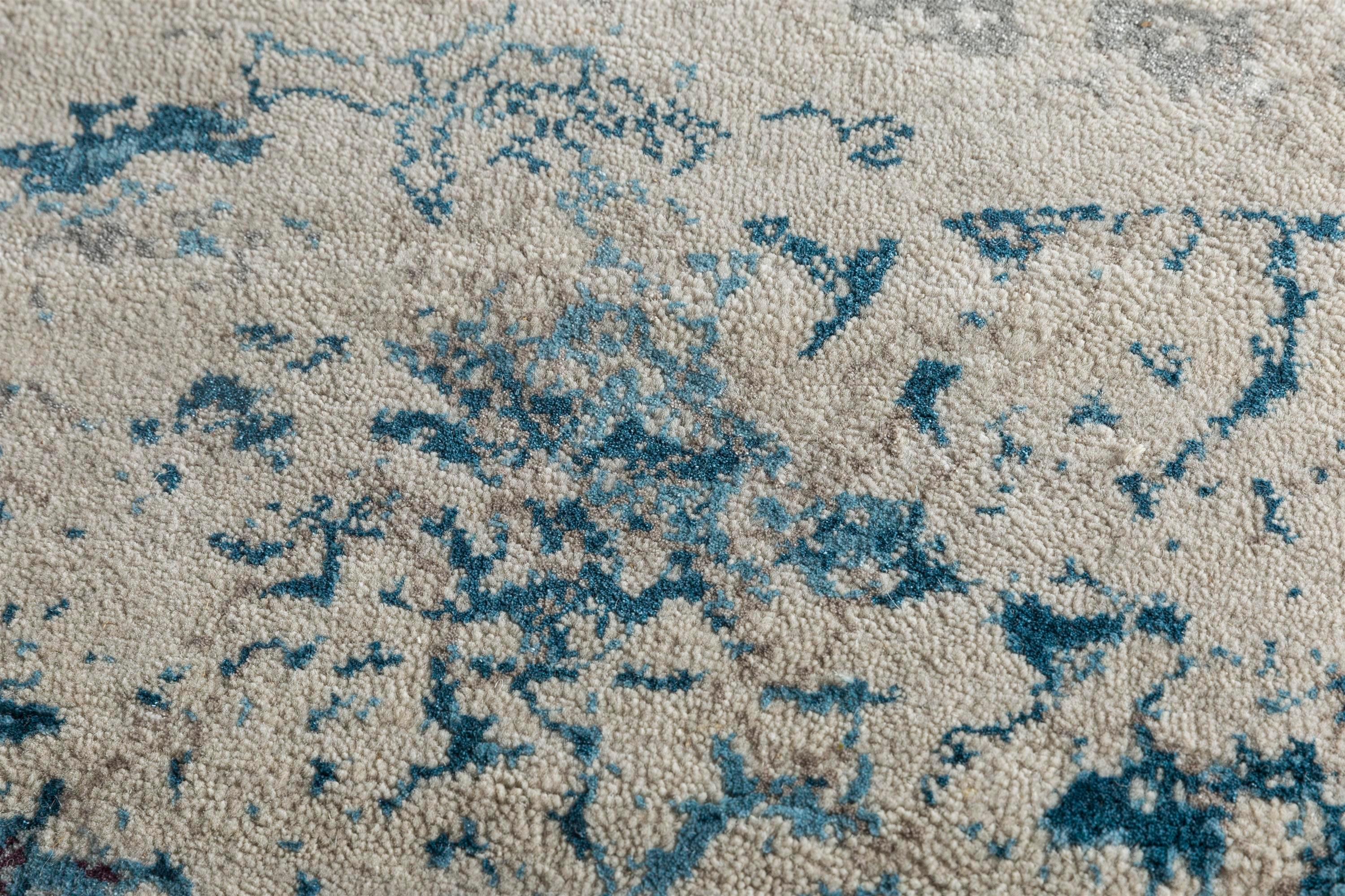 Das raffinierte Design dieses atemberaubenden Teppichs aus unserer Unstring by Kavi Collection zeichnet sich durch eine Mischung aus antikem Weiß und tiefen Teal-Tönen aus, die einen auffälligen visuellen Effekt erzeugen, der sofort ins Auge fällt.