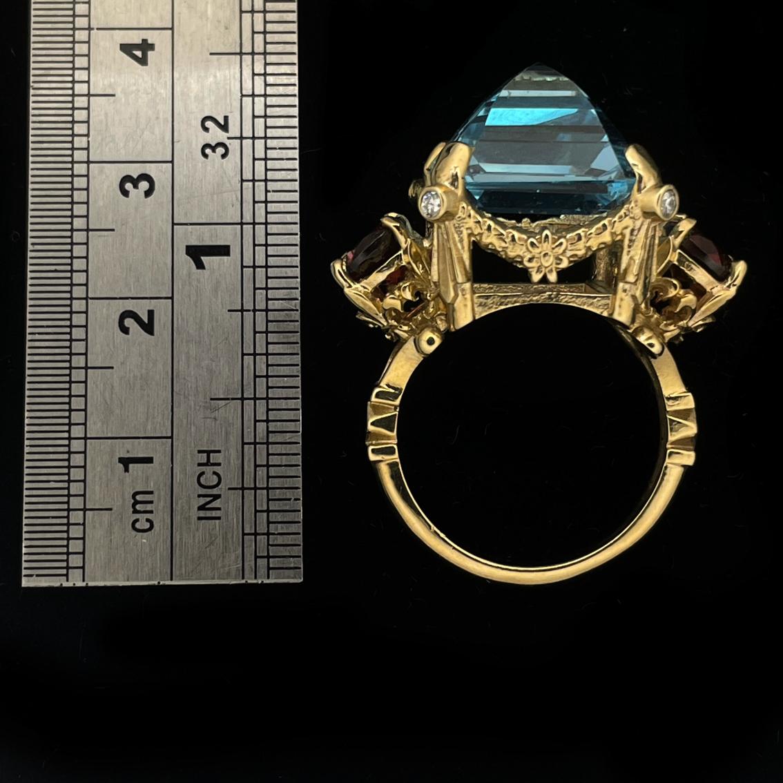 9 Karat Yellow Gold Ring with Blue Topaz, Garnets and Diamonds For Sale 3
