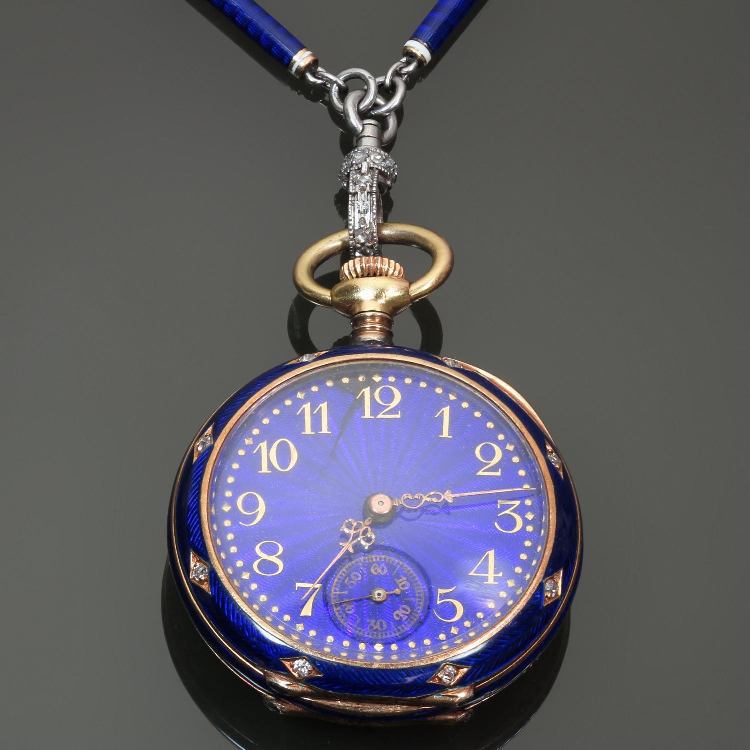 E.M. Gattle hat diese atemberaubende Kette mit antiken Diamanten aus Platin und blauem Emaille kreiert, an der eine Armbanduhr aus 18 Karat Gelbgold hängt. Mit diesem wunderschön gestalteten Zeitmesser kommen Sie nie zu spät. Abmessungen: 28