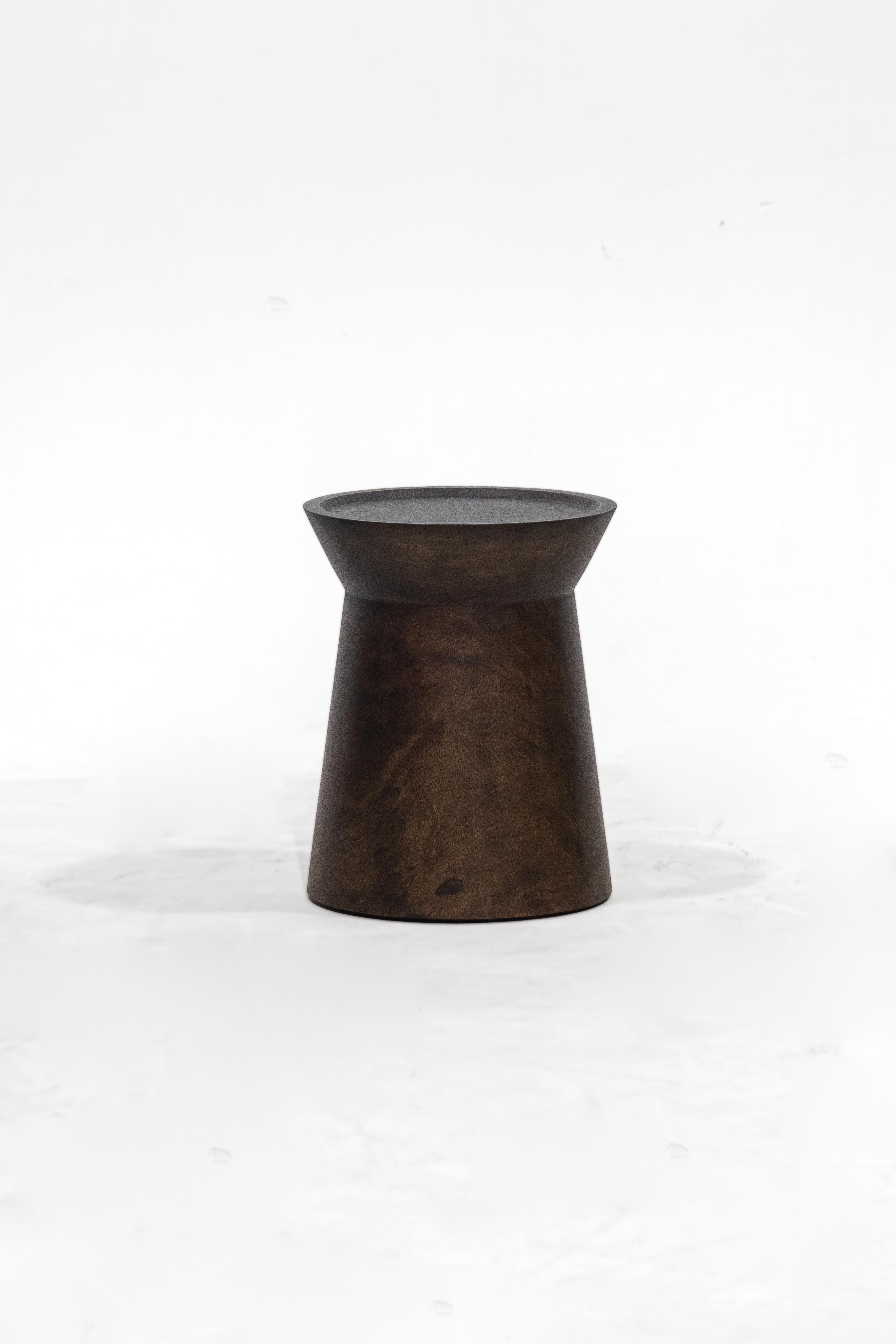 Descubre el encanto de la artesanía de Chiang Mai con nuestro exclusivo Taburete Monkey Pod, ahora disponible en 1stdibs. Hechos a mano por hábiles artesanos en el corazón del norte de Tailandia, cada taburete es un testimonio de técnicas