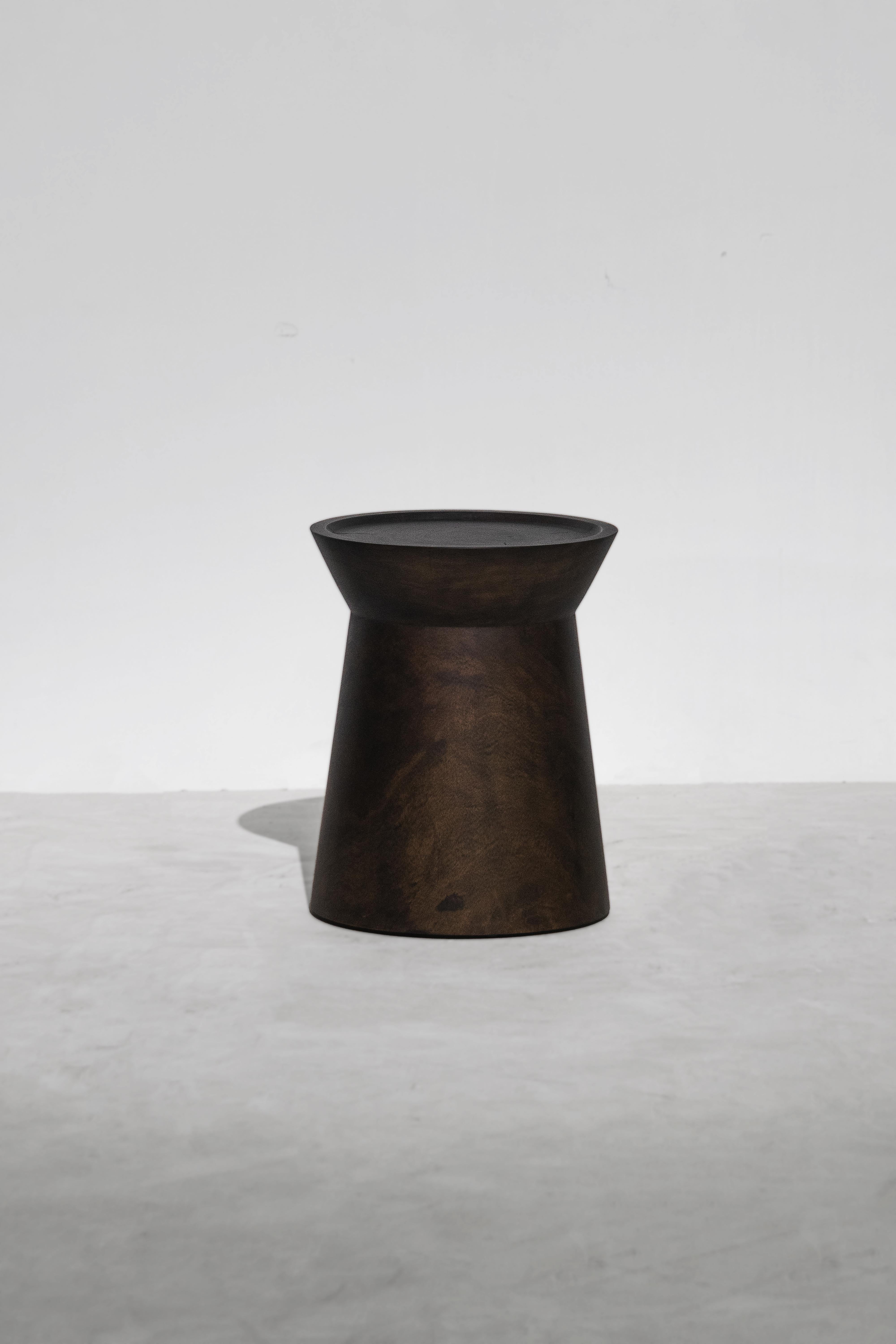 Mesa auxiliar EM, acabado Natural Dark Monkey Pod Artes y manualidades en venta