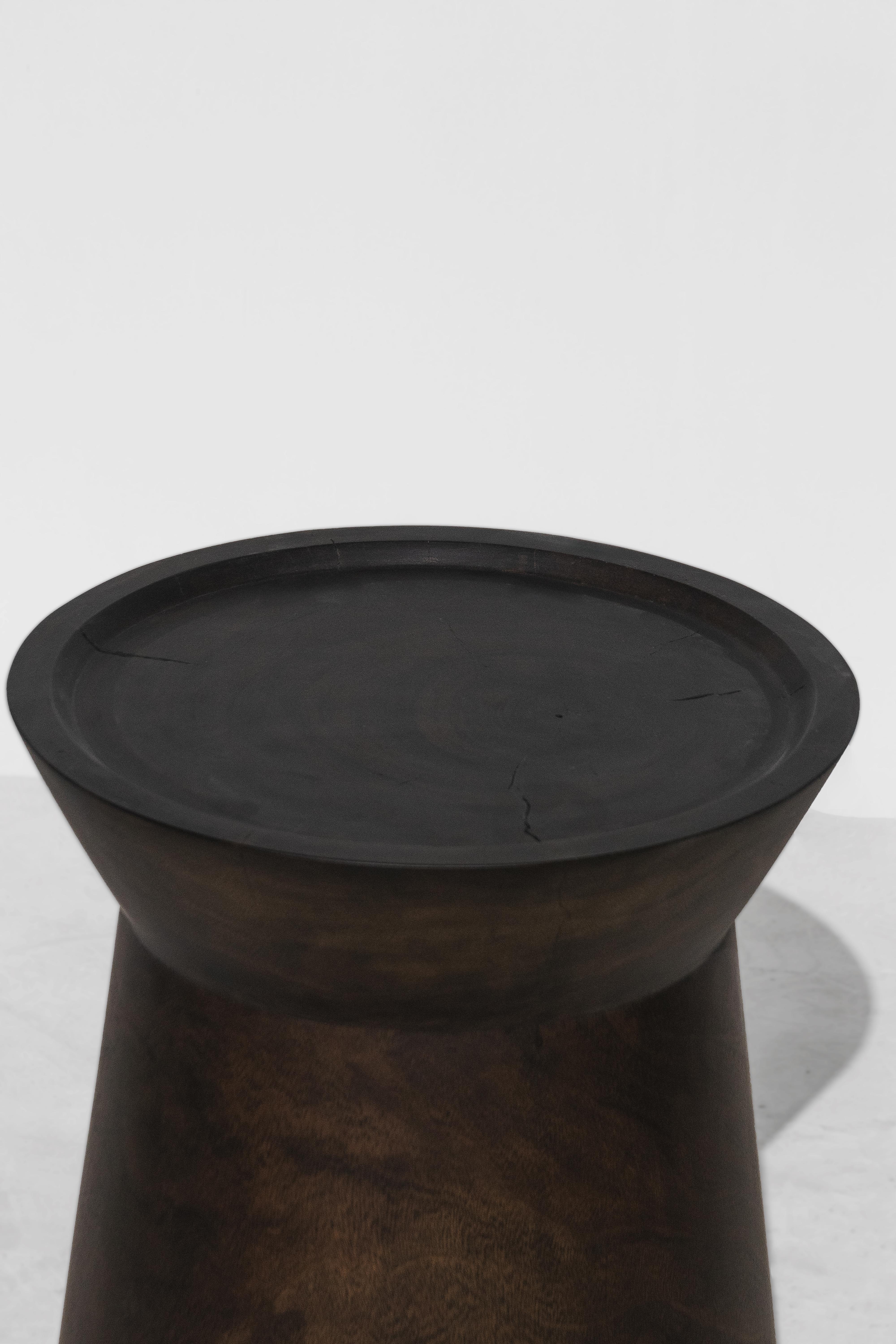 Mesa auxiliar EM, acabado Natural Dark Monkey Pod Tailandés en venta