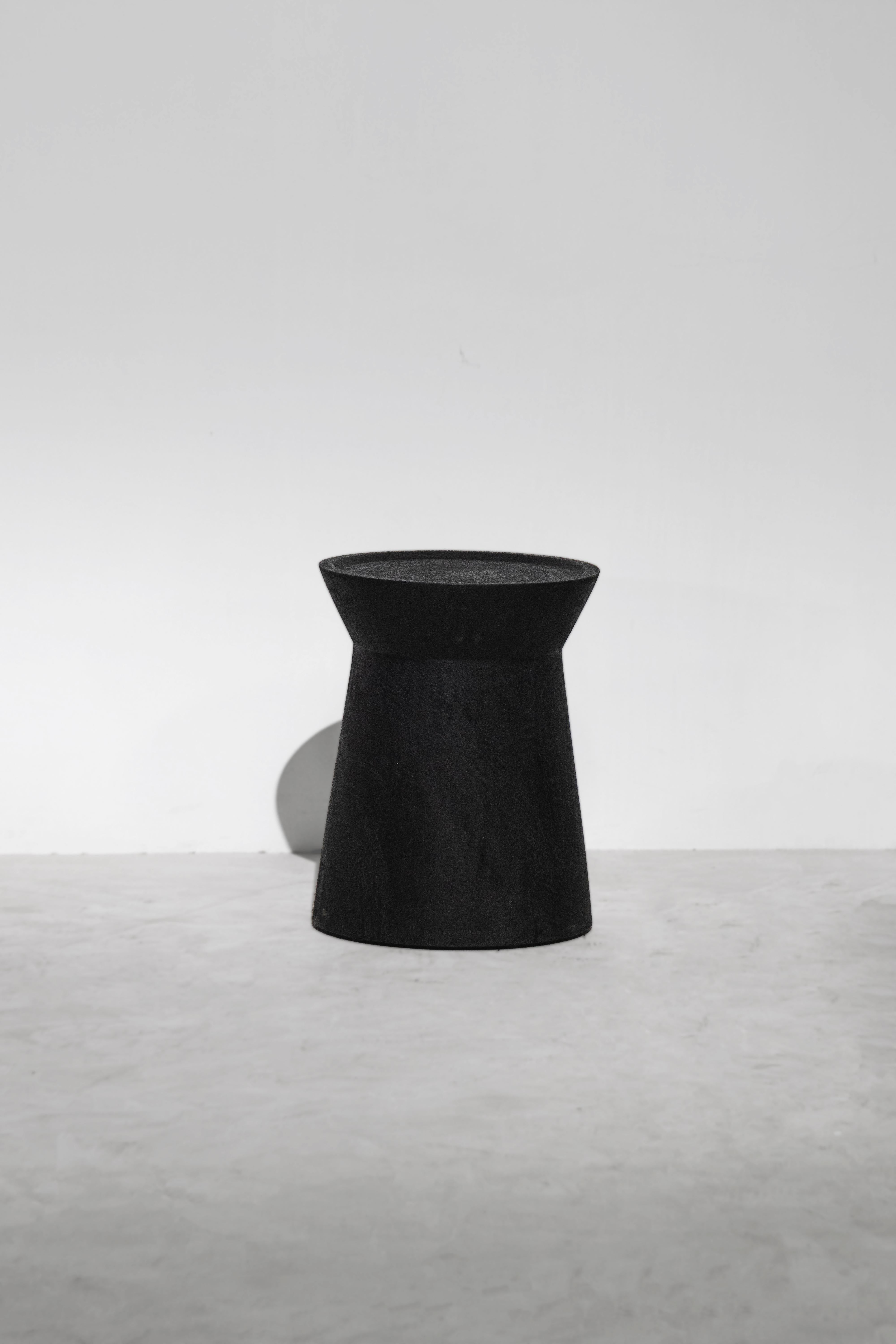 Découvrez l'attrait de l'artisanat de Chiang Mai avec notre tabouret exclusif Monkey Pod, désormais disponible sur 1stdibs. Fabriqué à la main par des artisans qualifiés au cœur du nord de la Thaïlande, chaque tabouret est un témoignage des