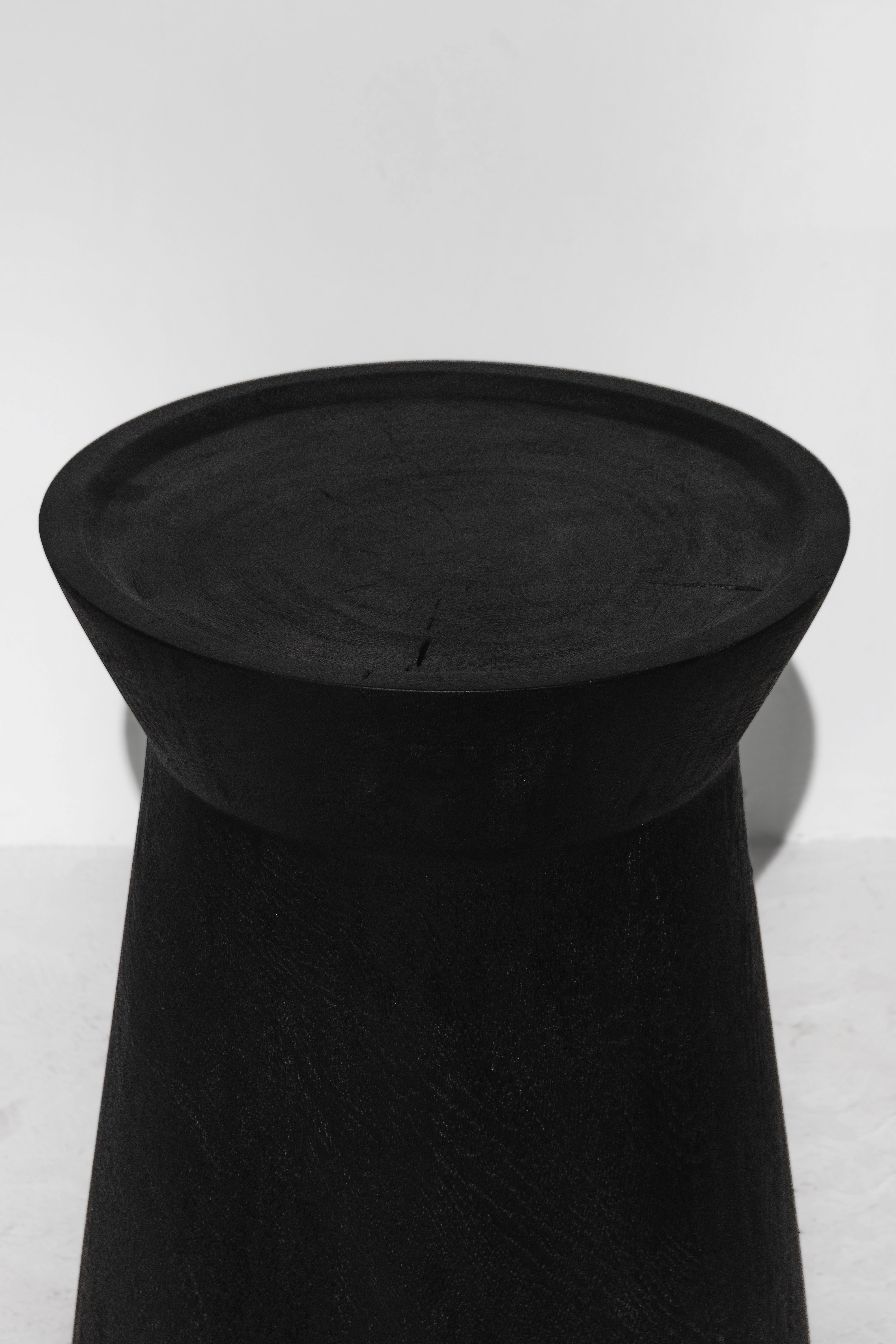 Arts and Crafts Table d'appoint EM, finition Rough Black Monkey Pod en vente