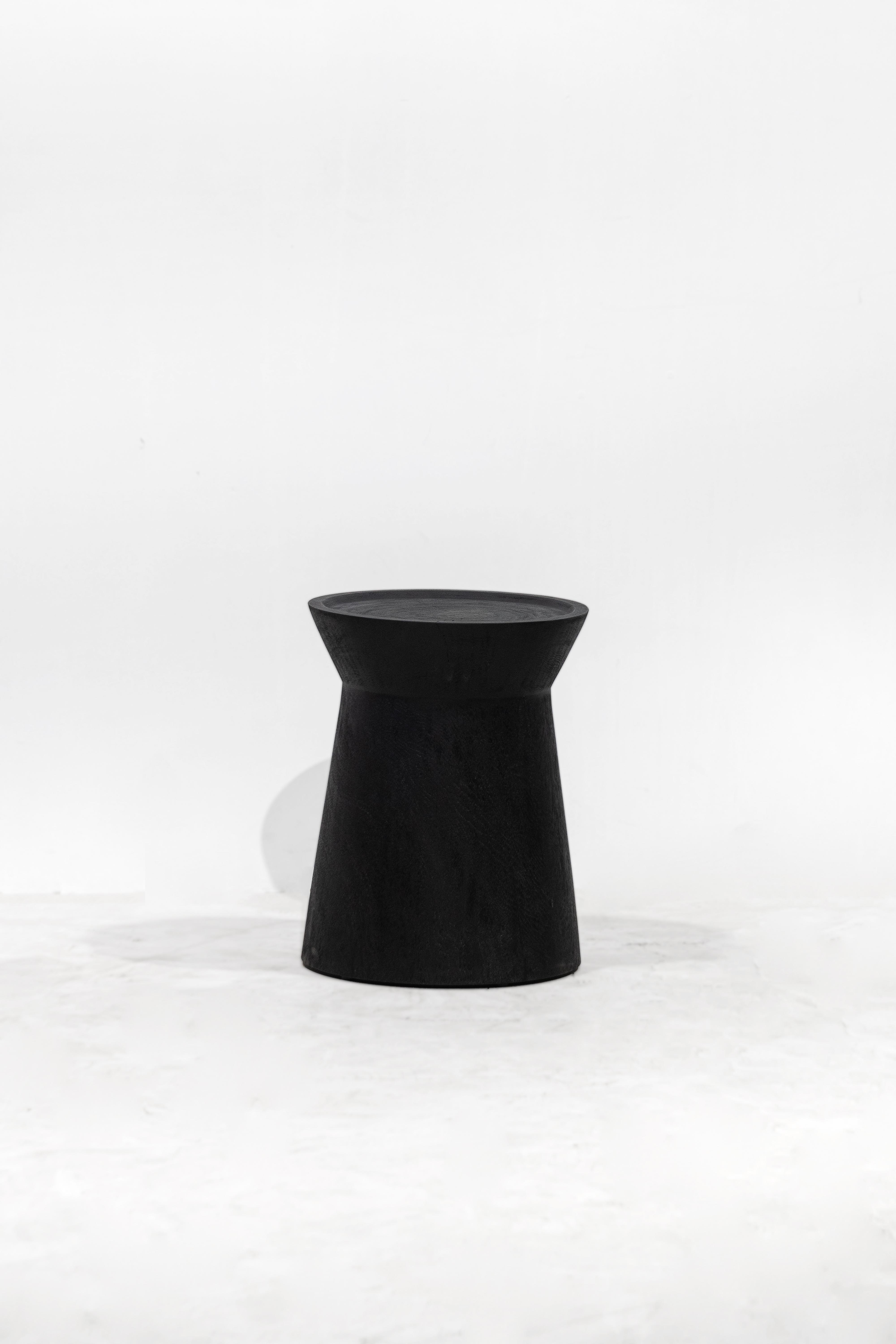 Thaïlandais Table d'appoint EM, finition Rough Black Monkey Pod en vente