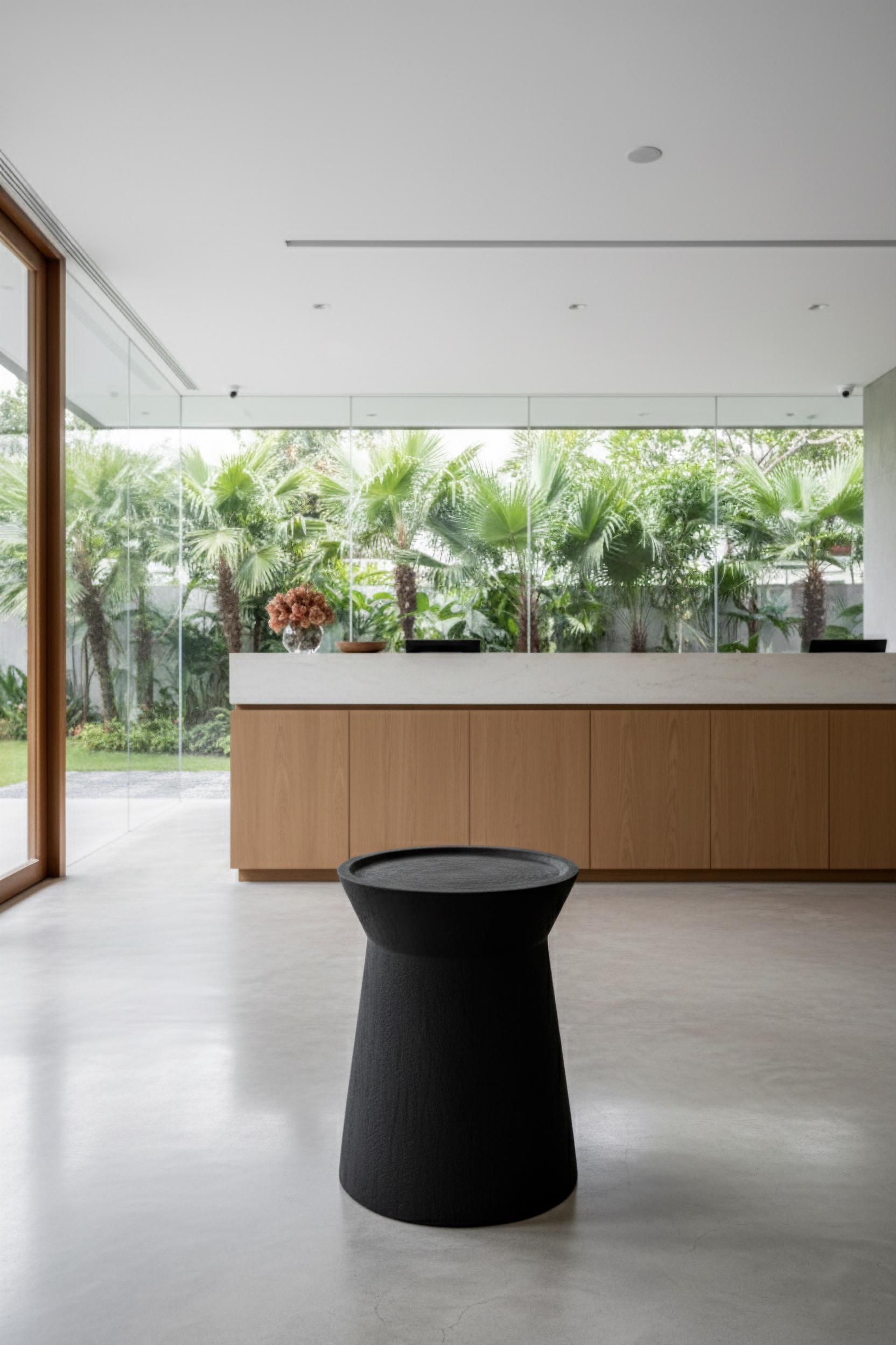 Table d'appoint EM, finition Rough Black Monkey Pod Neuf - En vente à Chiangmai, TH