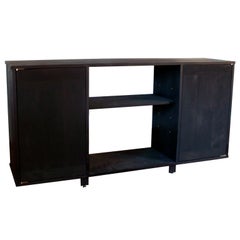 Credenza EM de nogal macizo negro con herrajes de latón