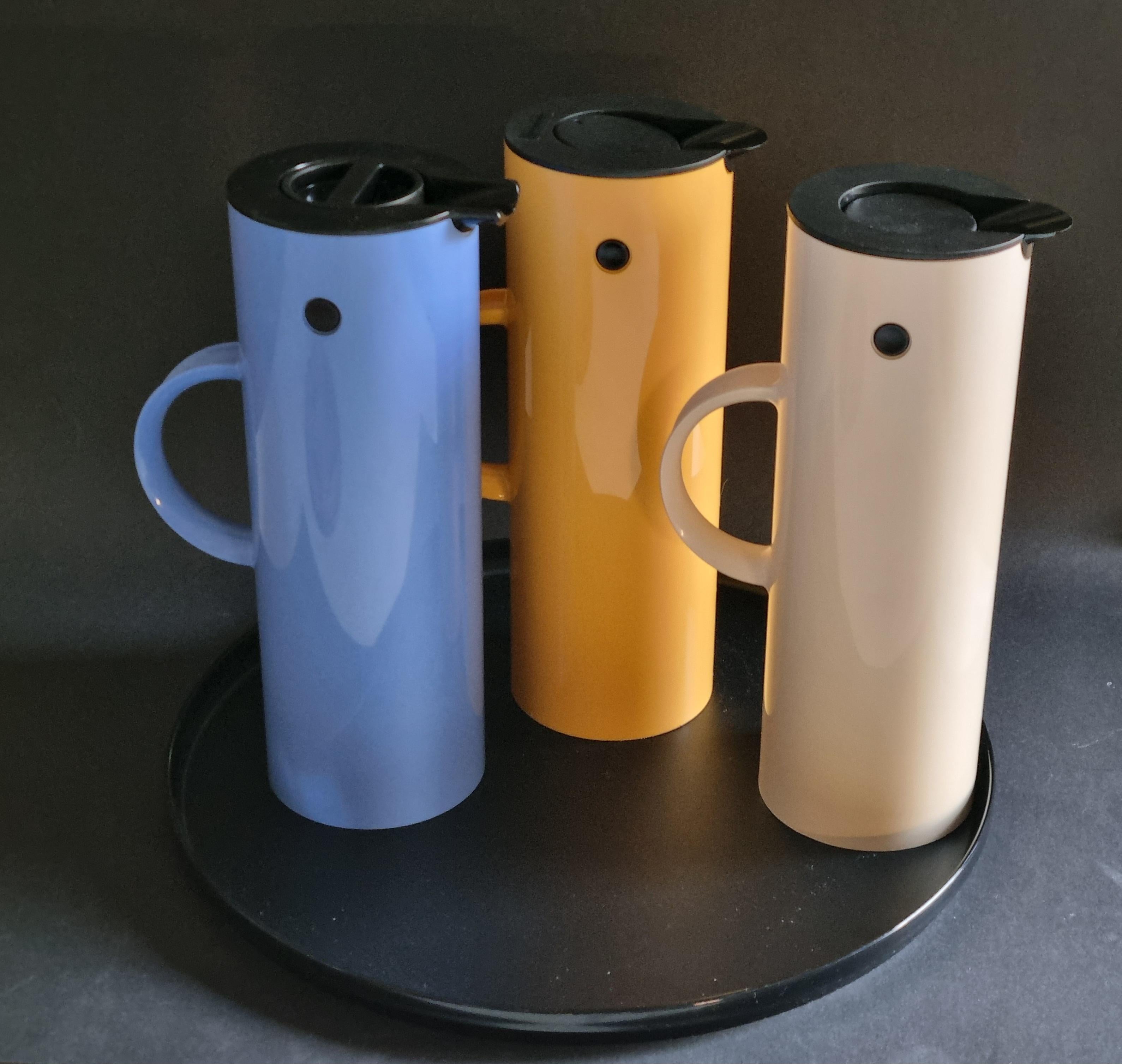 EM77 Vacuum jug by Erik Magnussen for Stelton  Set in orange Danish design In Good Condition For Sale In Berlin, DE