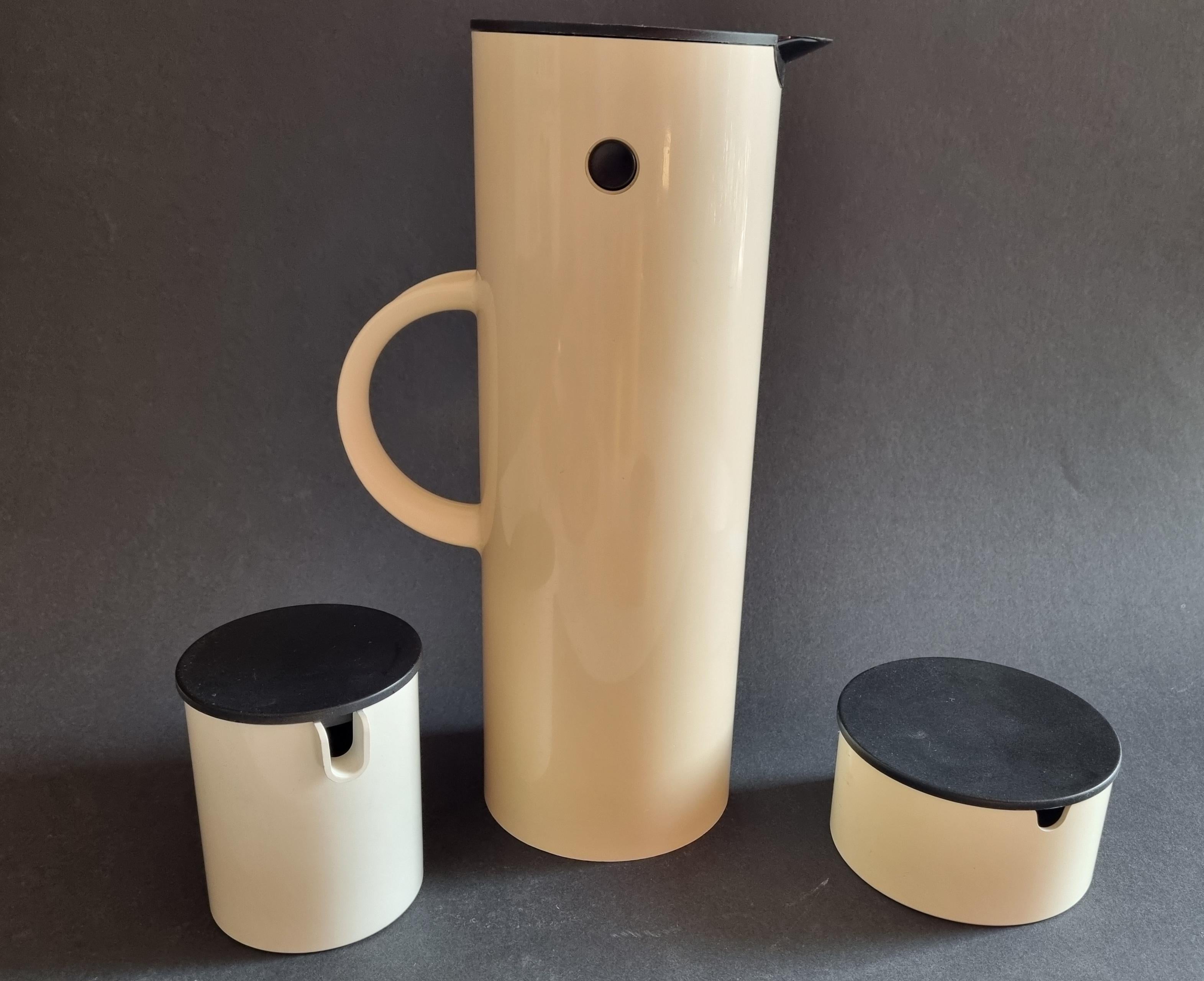 Scandinavian Modern EM77 Vacuum jug by Erik Magnussen for Stelton  Set in white  Danish design For Sale