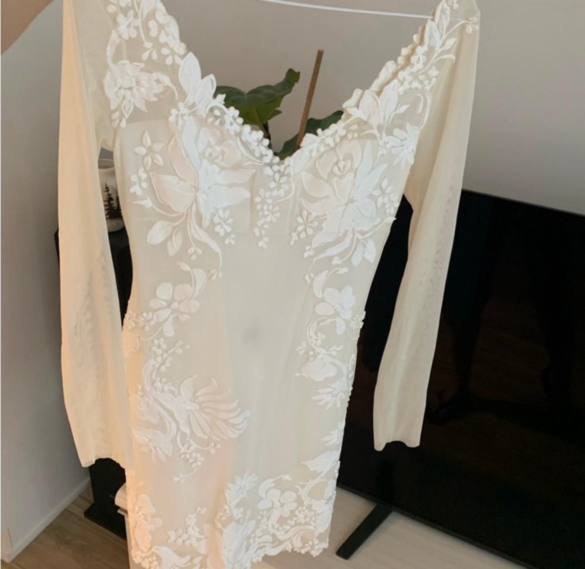 Gorgeous Ema Savahl white hand painted mini dress

Photos do not do it justice. 
Purchased for my wedding after party but have dropped a few pounds since and it s a tad big 
Size M, it’s got some stretch 
The breast area has lining and is not