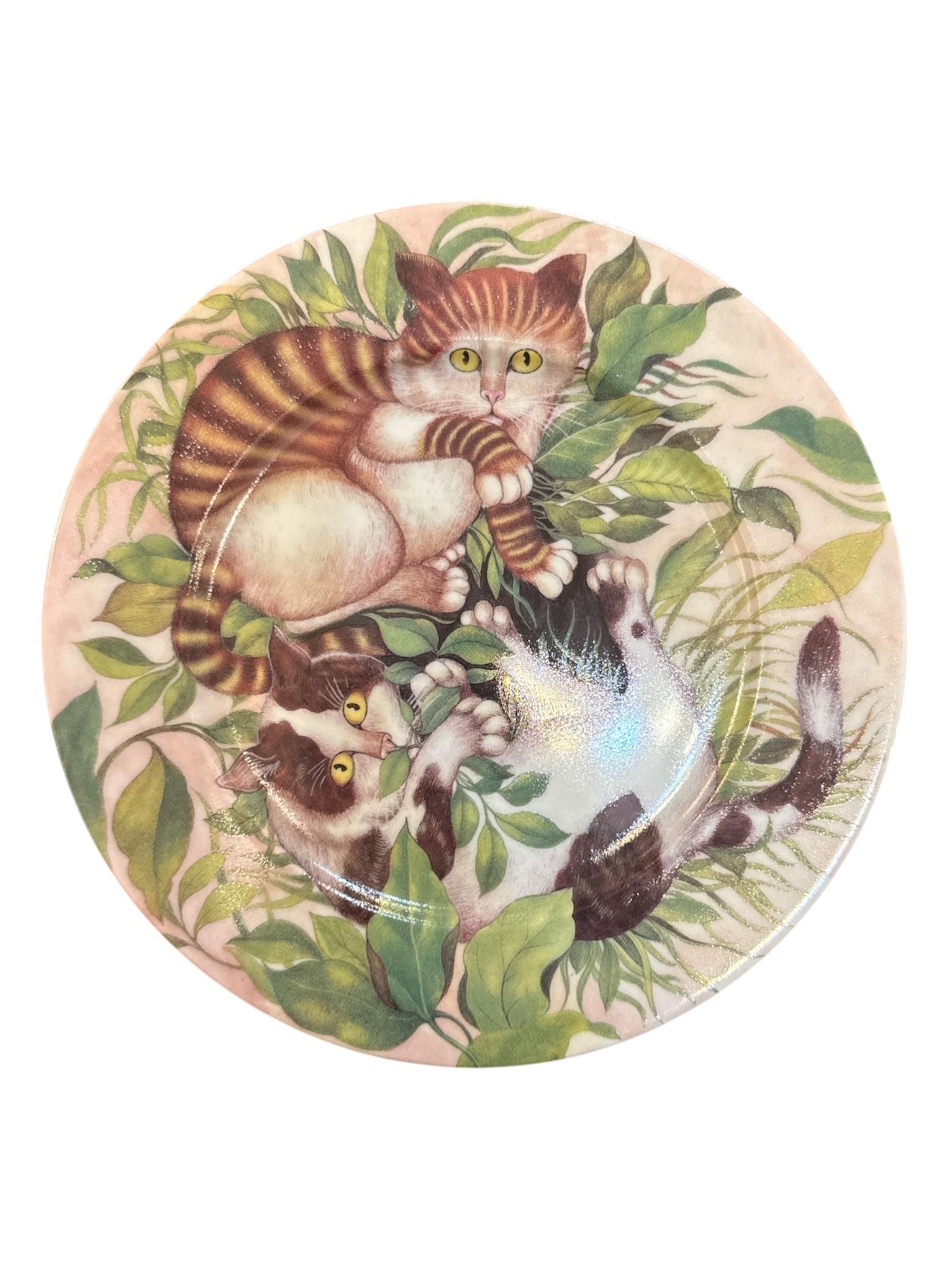 Ajoutez une délicieuse touche d'art français à votre table ou à votre collection avec ce ravissant ensemble de deux assiettes à dessert Email de Limoges, conçu par St. Martin. Réputée pour son savoir-faire en matière de porcelaine, la maison Limoges