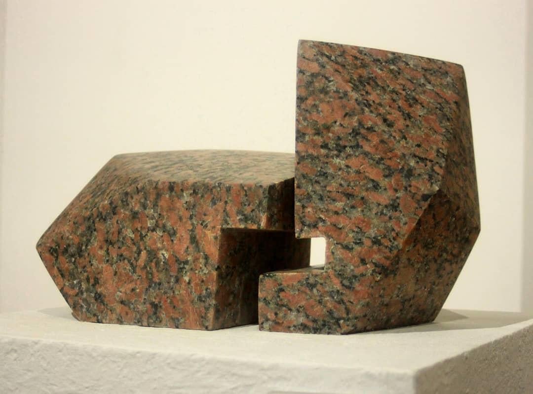 „Glyph II“ Rote Granit-Skulptur 7