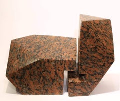 "Glyph II" Sculpture en granit rouge 7" x 15" x 10" pouces par Eman Barakat