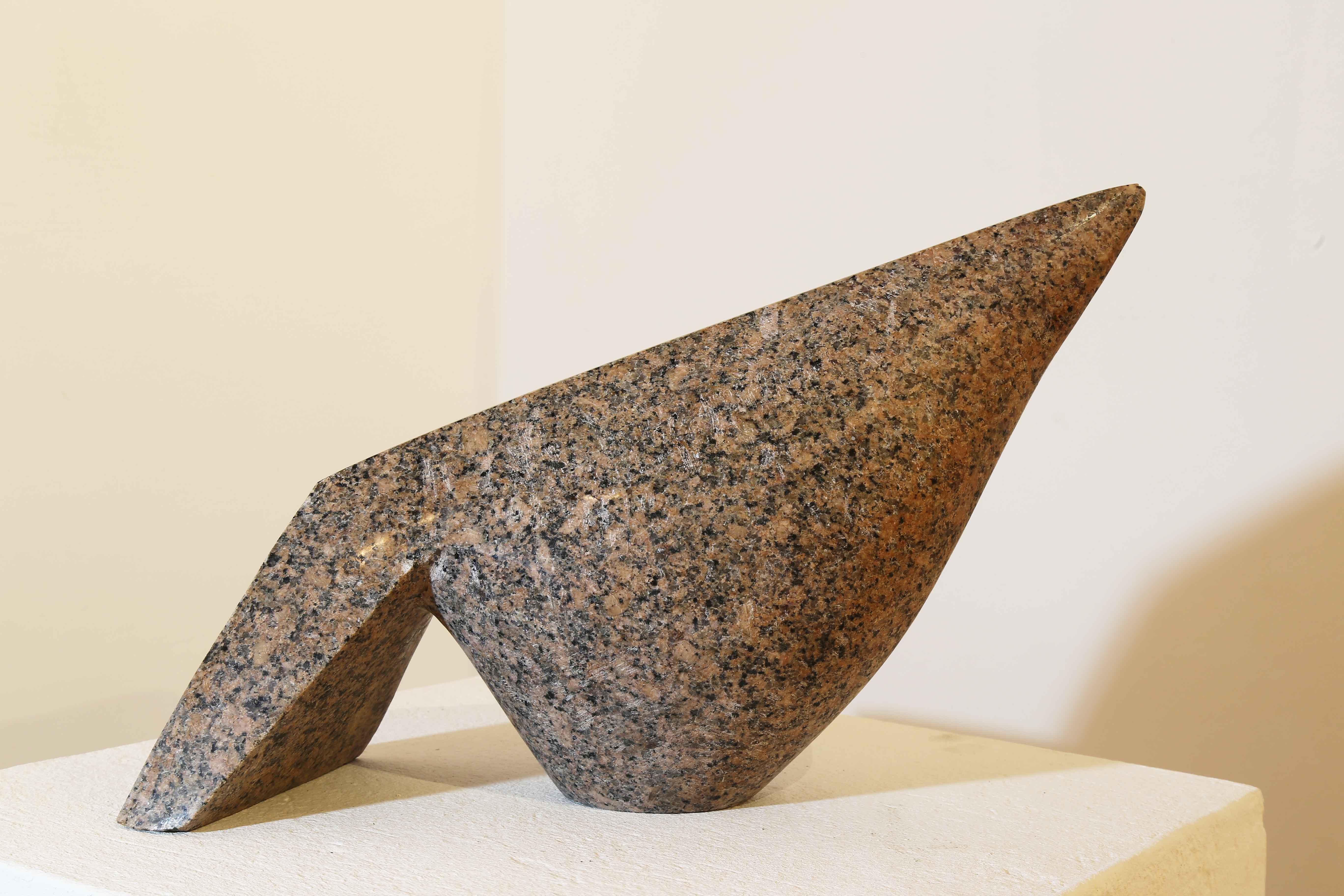 "La paloma" Escultura abstracta de granito rojo 10" x 14" x 5" pulgadas de Eman Barakat