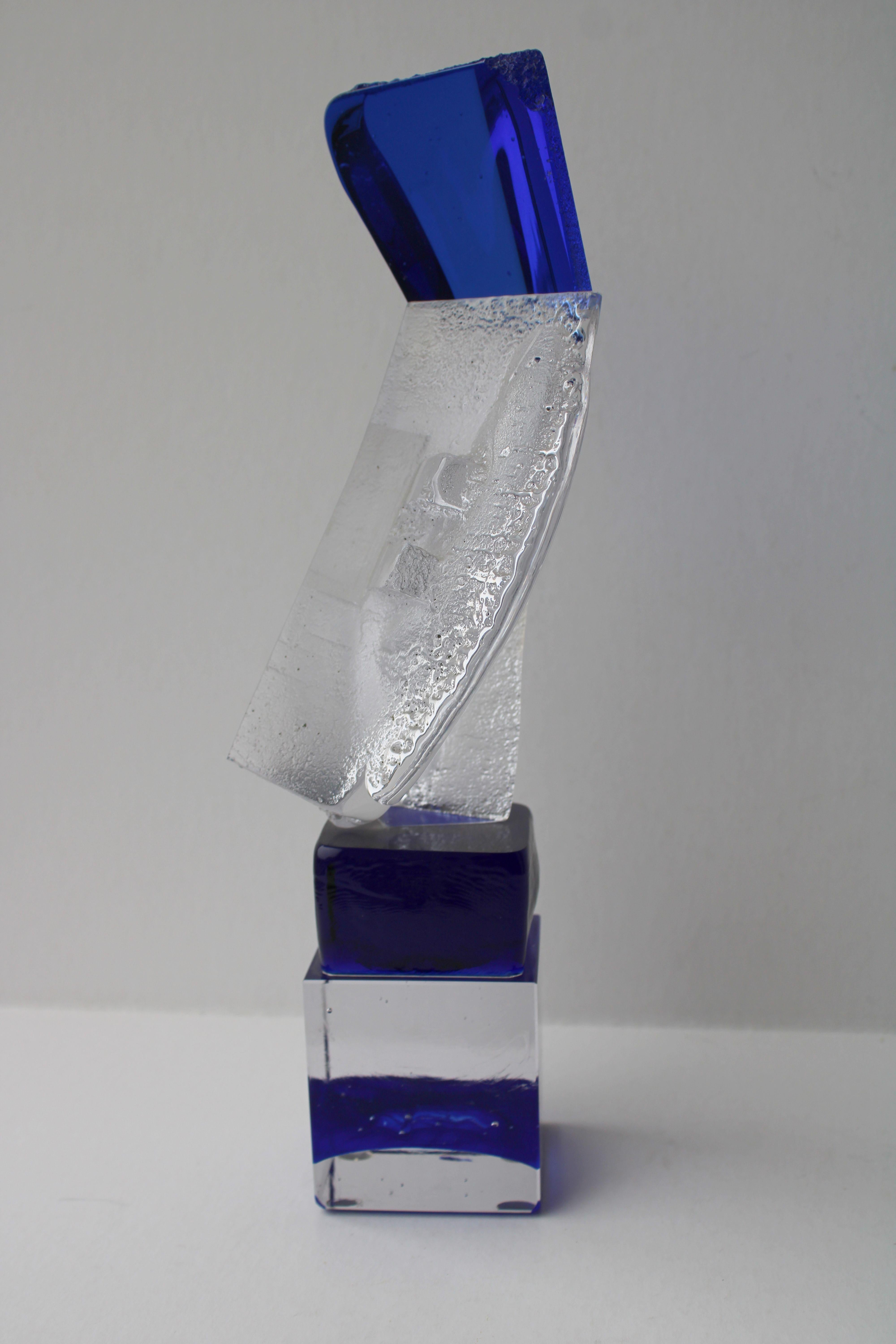 Bleu. Verre, 34, 5x15x8 cm - Abstrait Sculpture par Emane Inita