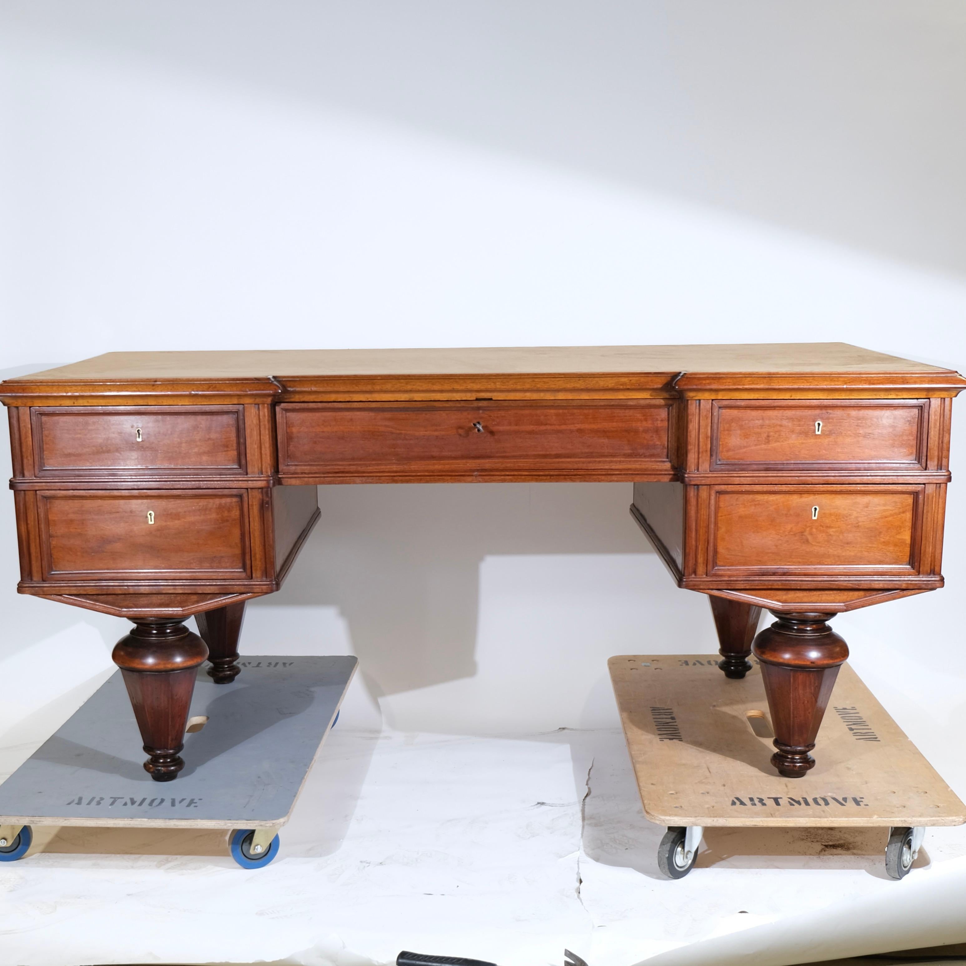 Questo squisito scrittoio di rilevanza storica è un pezzo notevole della fine del XIX secolo, realizzato a San Pietroburgo intorno agli anni 1870-80. Apparteneva a Emanuel Nobel, un influente industriale e capo della più grande azienda russa