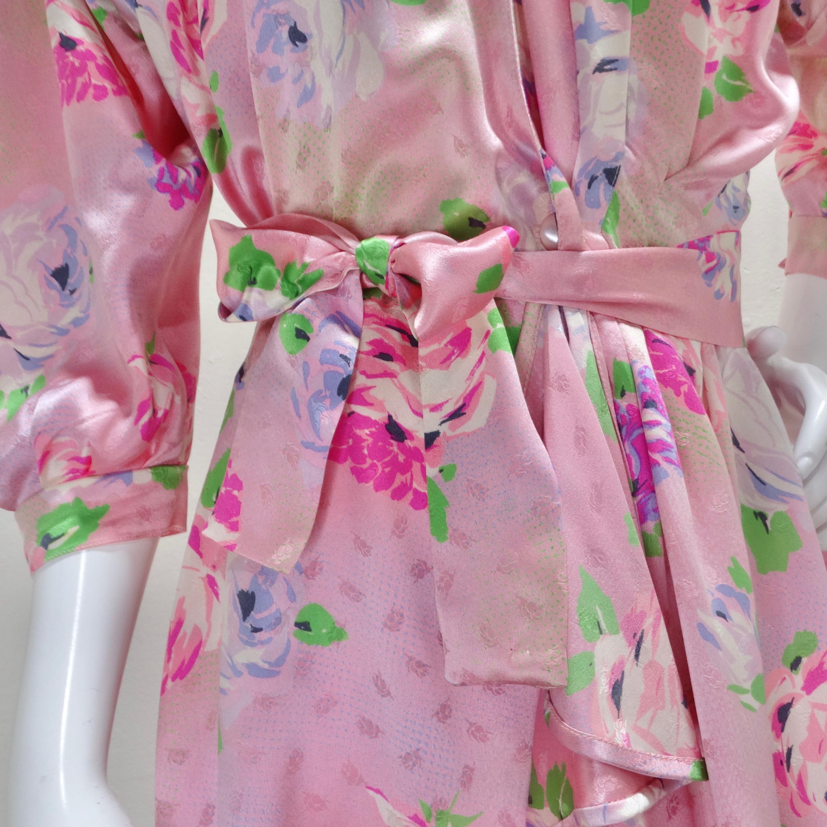 Unser exquisites rosafarbenes Wickelkleid von Emanuel Ungaro aus den 1980er Jahren ist ein zeitloses Modestück, das sowohl Eleganz als auch Komfort bietet. Mit seinen Schulterpolstern und den ausladenden mittellangen Ärmeln verleiht dieses Kleid