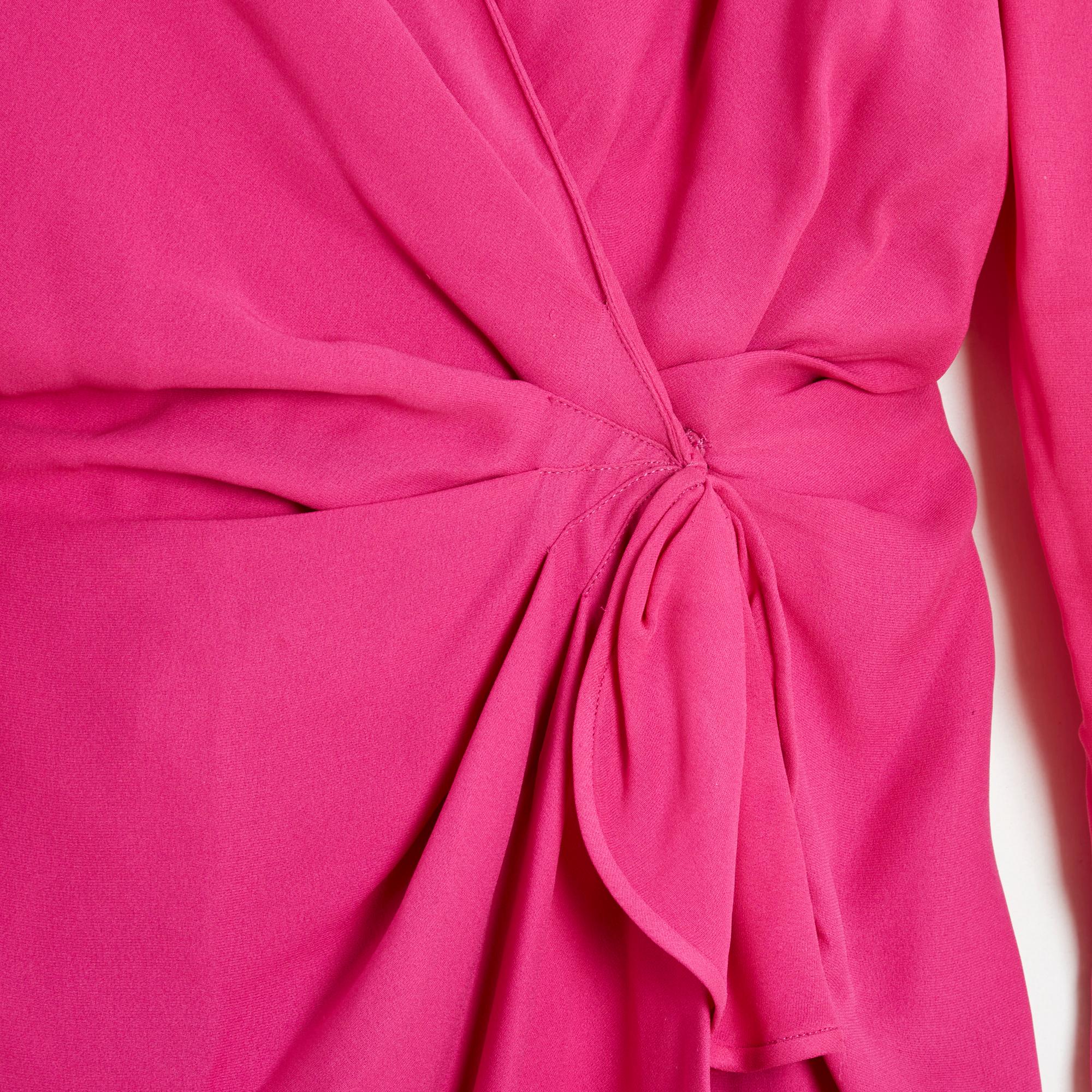 Robe Parallèle Ungaro circa 1985 en crêpe rose soutenu, fermeture croisée devant, décolleté en V, drapé à la taille (munie d'une large ceinture intérieure fermée par 4 crochets), épaulettes, manches longues fermées par un zip, plissé dans le dos sur