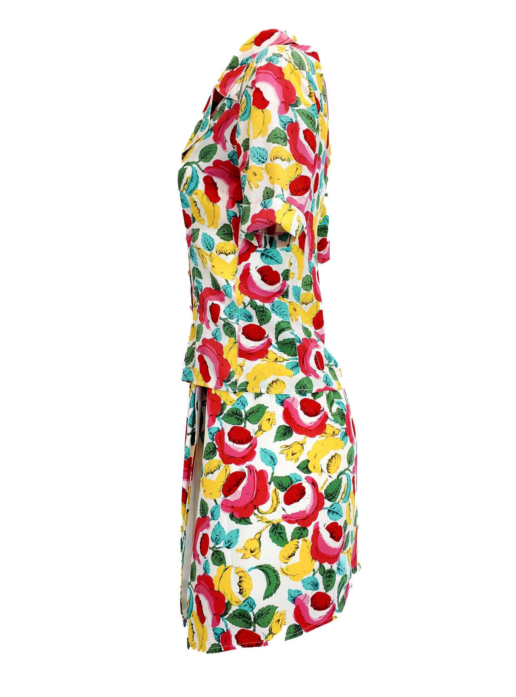 Este conjunto con estampado floral vintage de los años 90 de Emanuel Ungaro incluye una blusa y una falda a juego con una gran abertura, ideal para llevar en verano. El vibrante estampado añade un toque alegre, mientras que el diseño de la falda