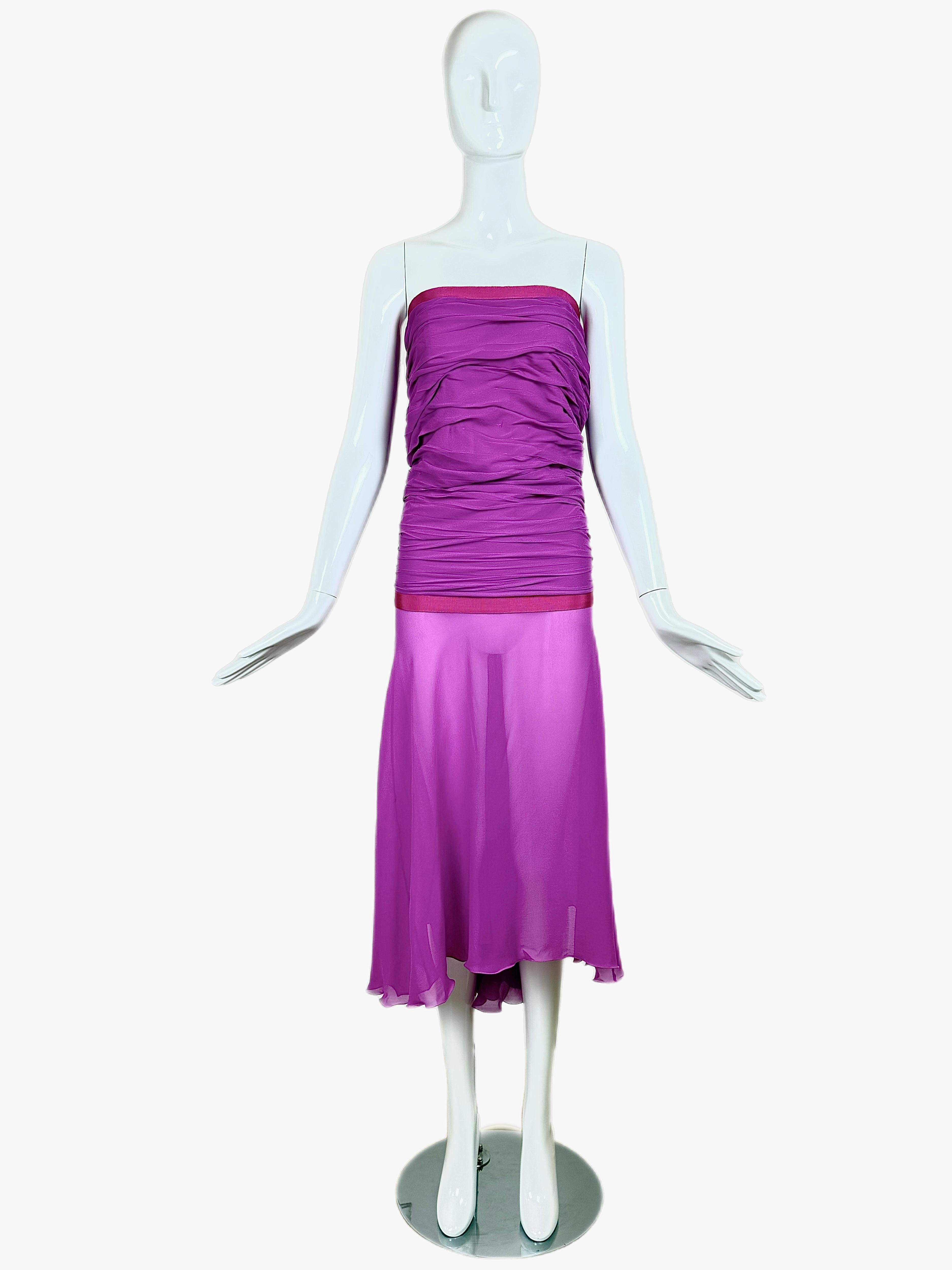 Emanuel Ungaro
2000's
Vintage
Fuchsia
100% silk
Size IT36, fits like an XXS
It should even schooch down more, but it's too tiny
So it looks bunchy above the hips, because I cannot move it down past the hips, the dress is very tiny, size 00
This is a