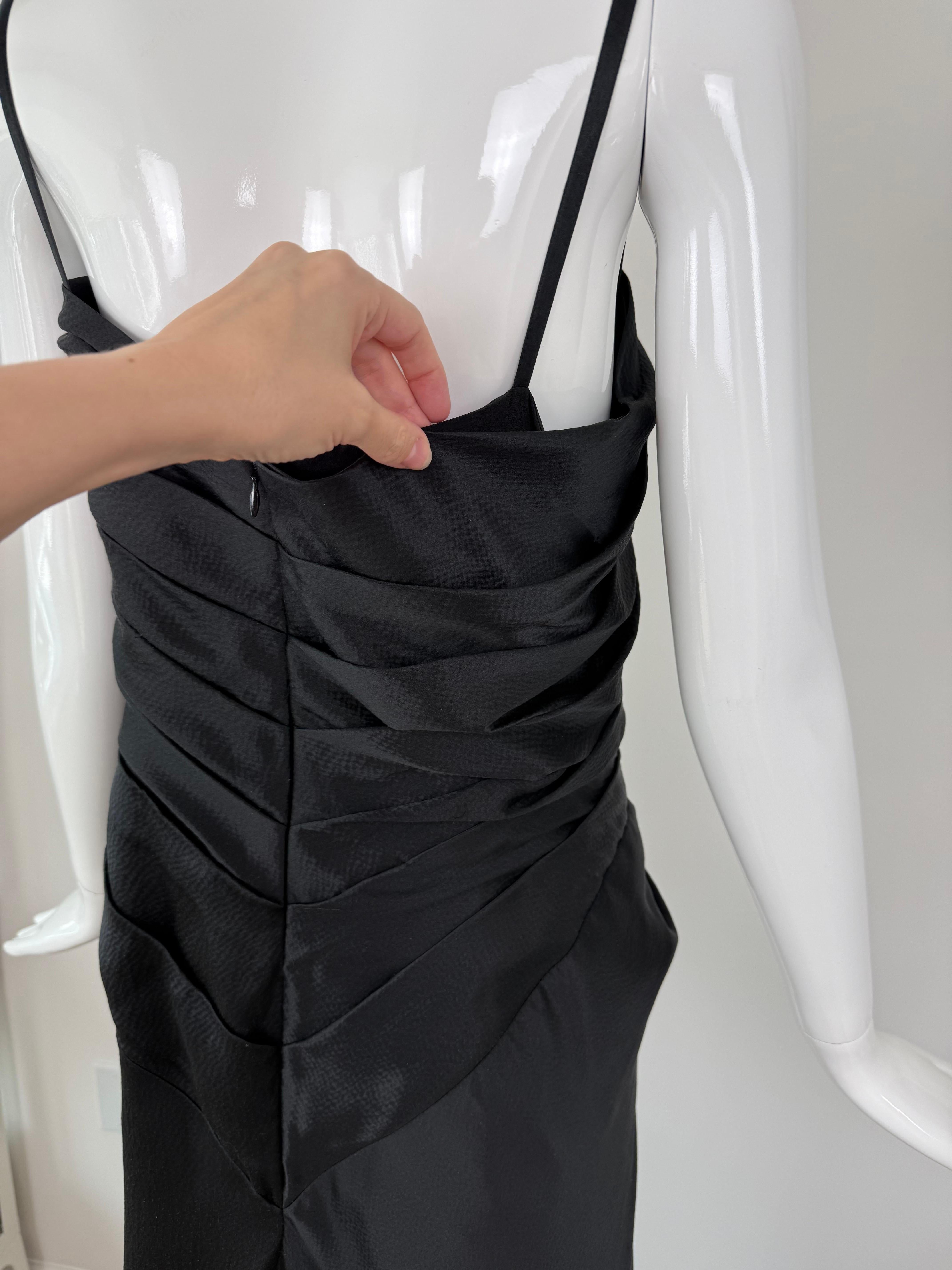 EMANUEL UNGARO 2007 Vintage Schwarzes Abendkleid aus gehämmerter Seide im Zustand „Gut“ im Angebot in Leonardo, NJ